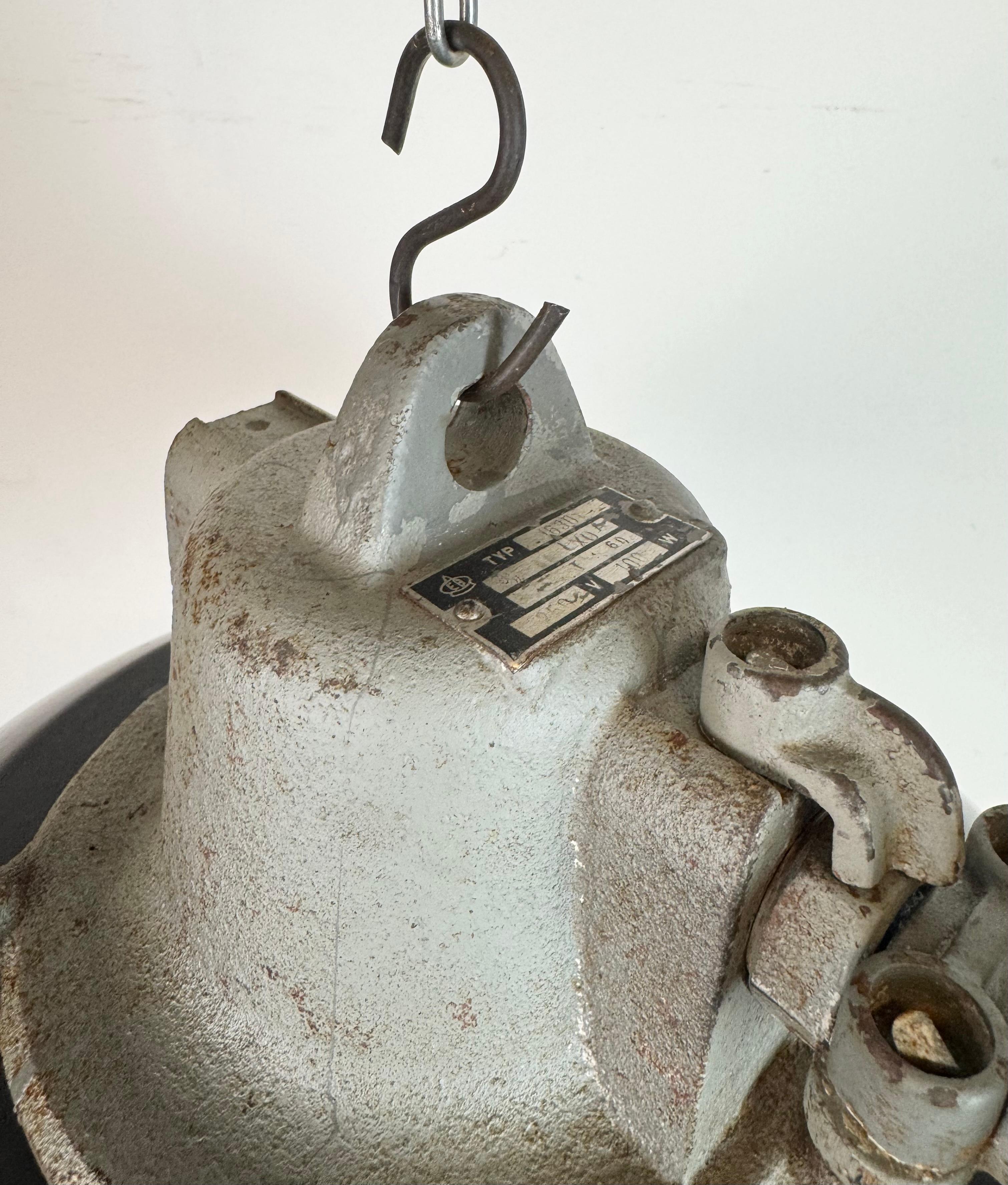 Lampada a sospensione industriale a gabbia in ghisa e smalto nero, anni '1960 in vendita 3