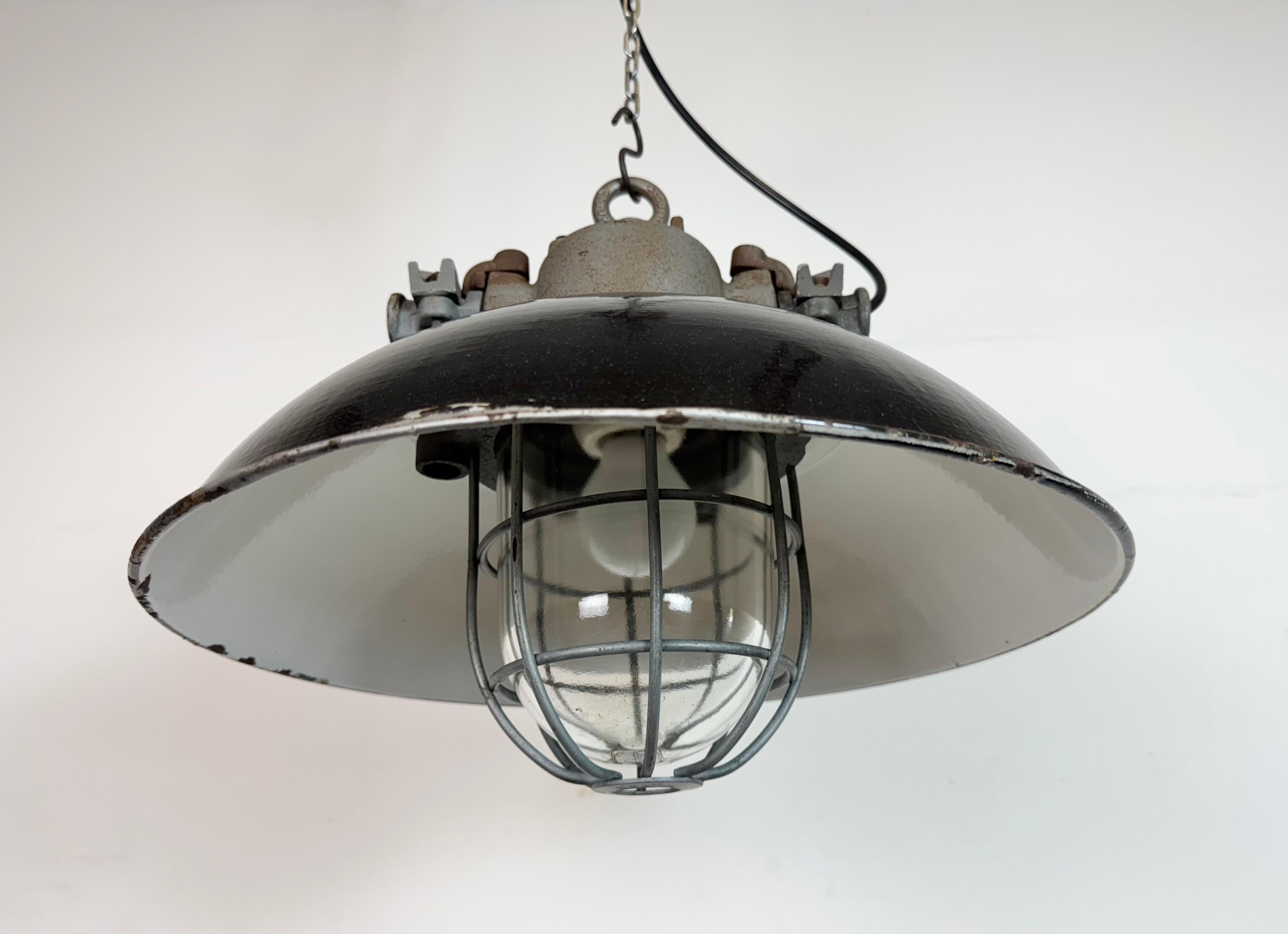 Lámpara colgante de jaula industrial de hierro fundido y esmalte negro, años 1960 en venta 3