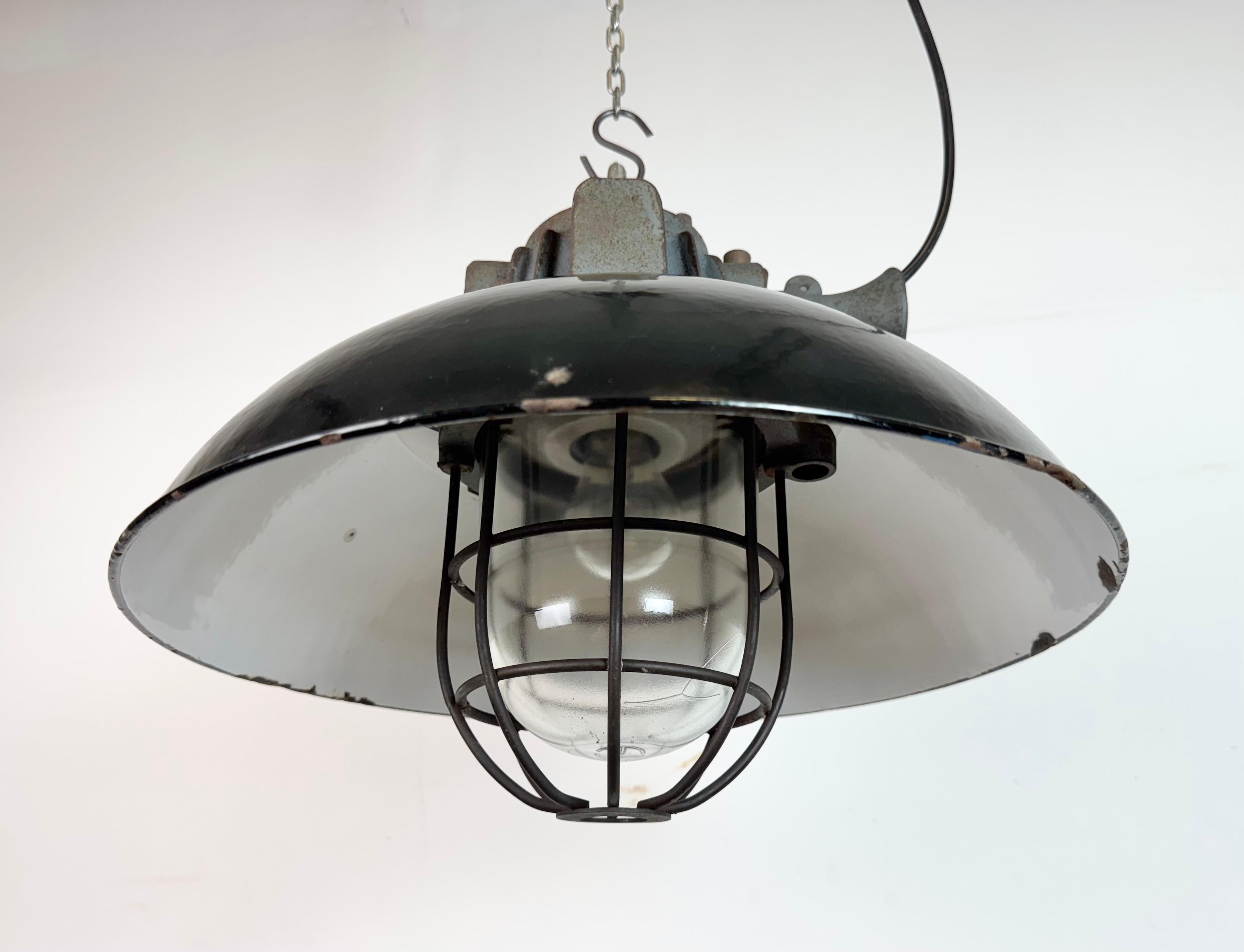 Lampada a sospensione industriale a gabbia in ghisa e smalto nero, anni '1960 in vendita 3