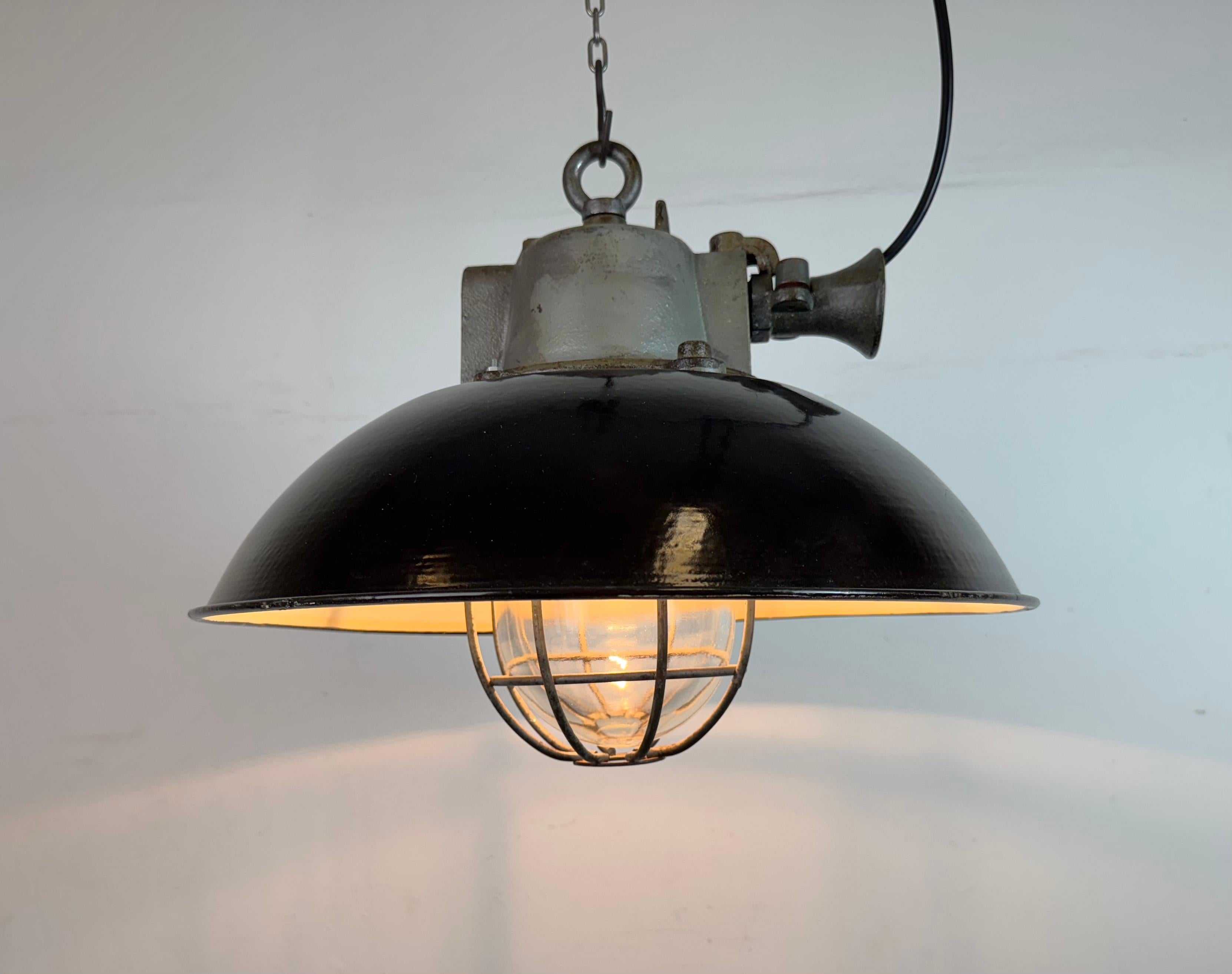 Lampada a sospensione industriale a gabbia in ghisa e smalto nero, anni '1960 in vendita 3