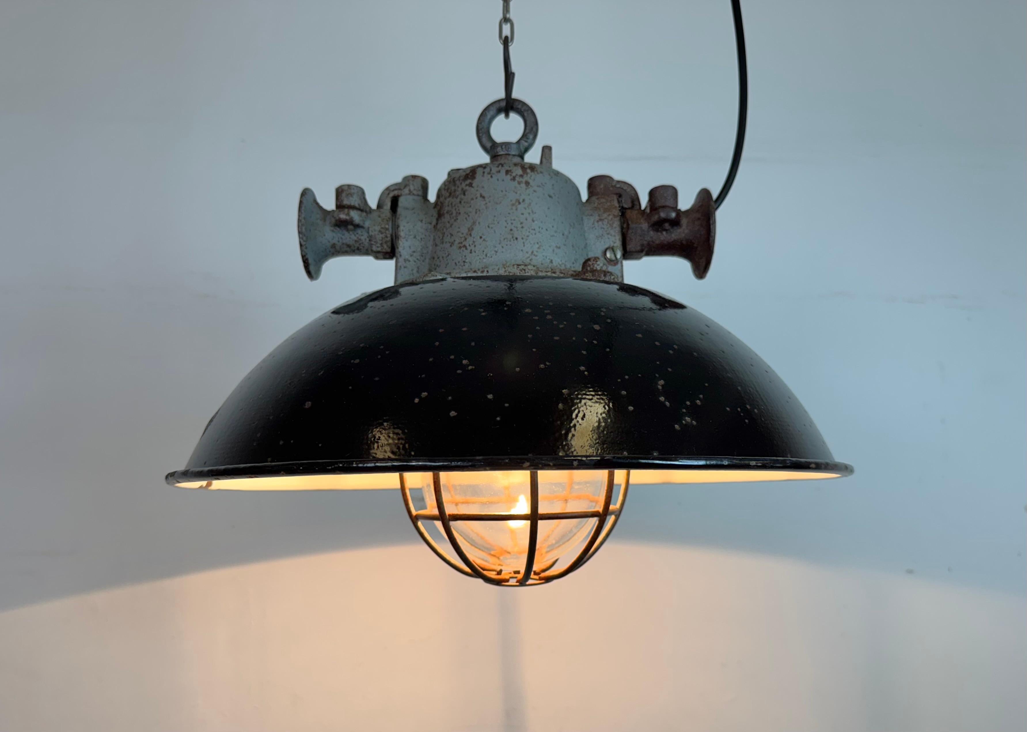 Lámpara colgante de jaula industrial de hierro fundido y esmalte negro, años 1960 en venta 3