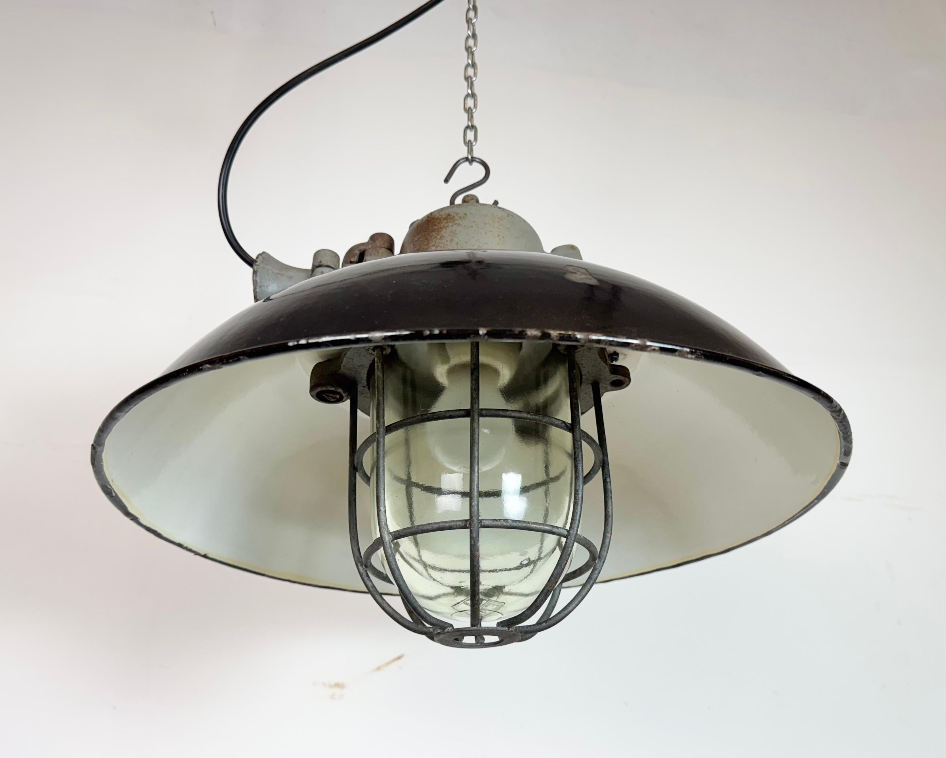 Lámpara colgante de jaula industrial de hierro fundido y esmalte negro, años 1960 en venta 4