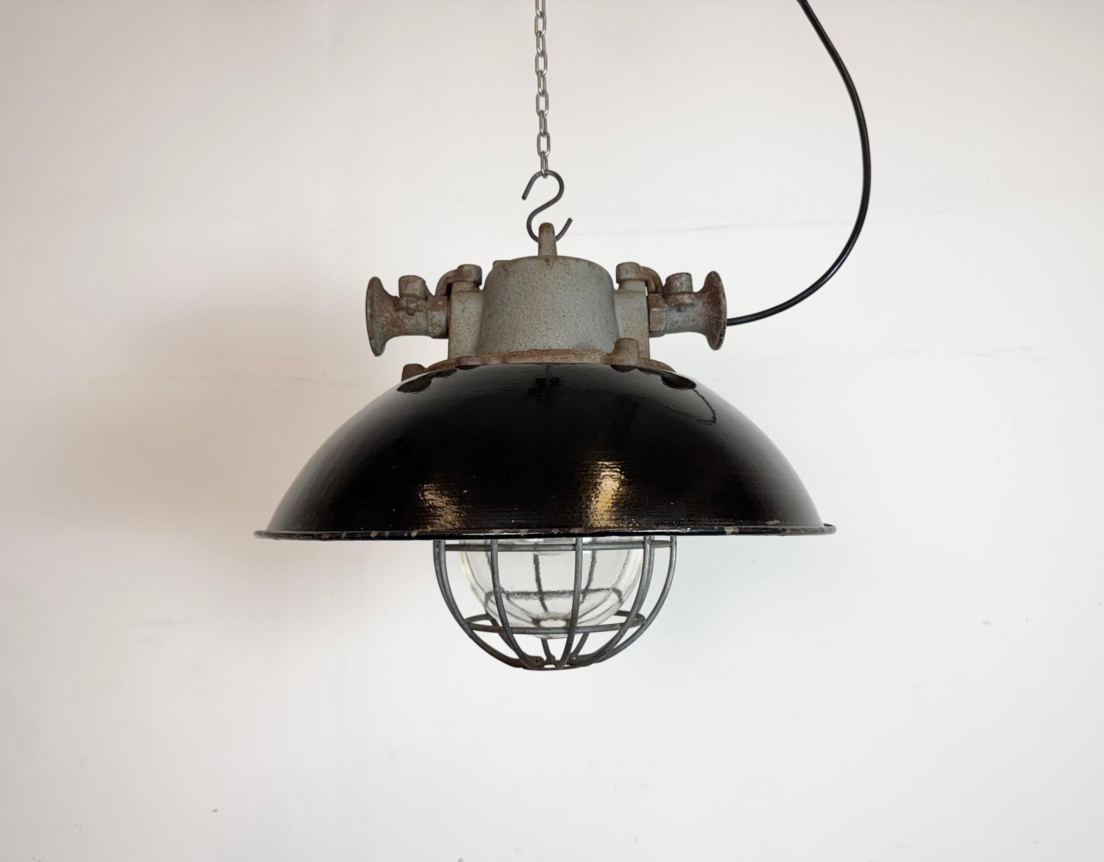 Lámpara colgante de jaula industrial de hierro fundido y esmalte negro, años 1960 en venta 4