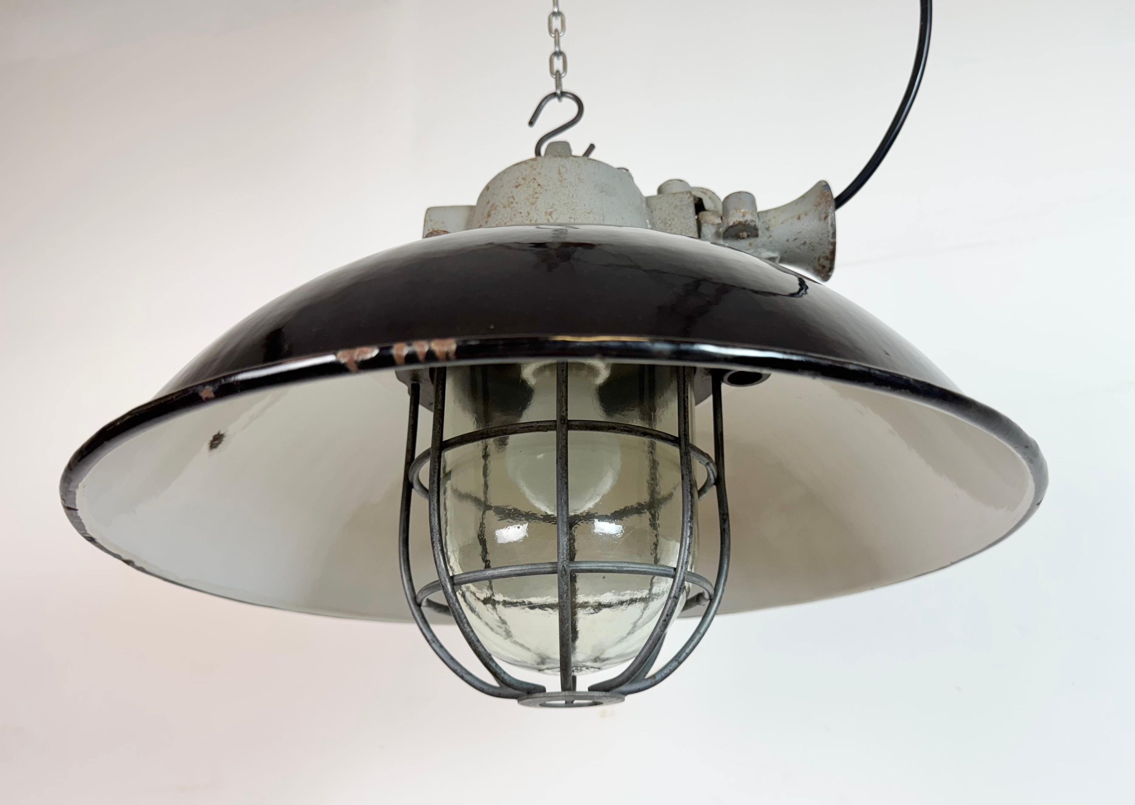 Lampada a sospensione industriale a gabbia in ghisa e smalto nero, anni '1960 in vendita 4