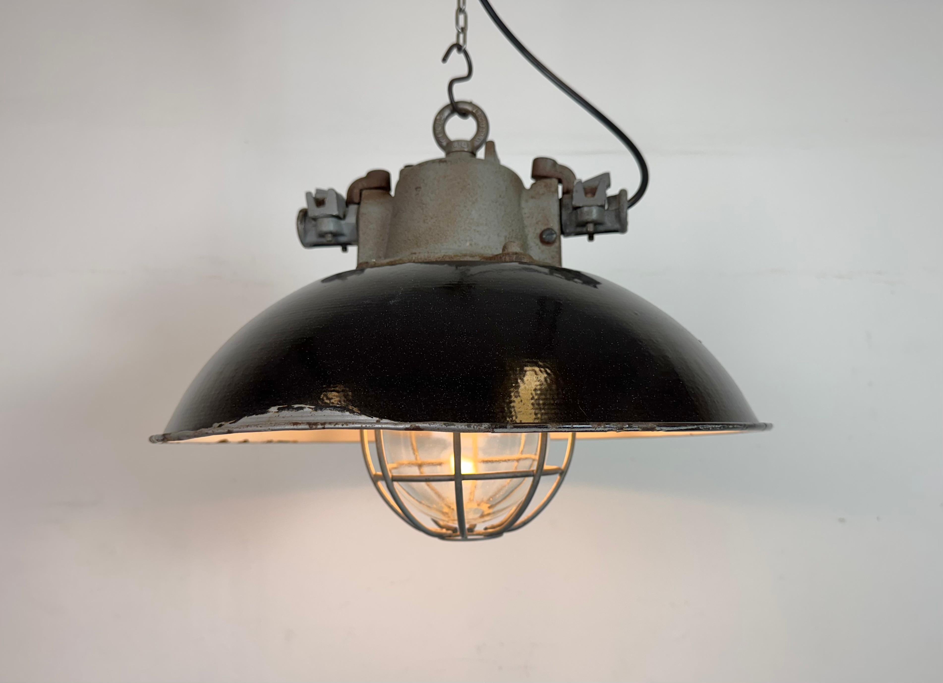 Lámpara colgante de jaula industrial de hierro fundido y esmalte negro, años 1960 en venta 4
