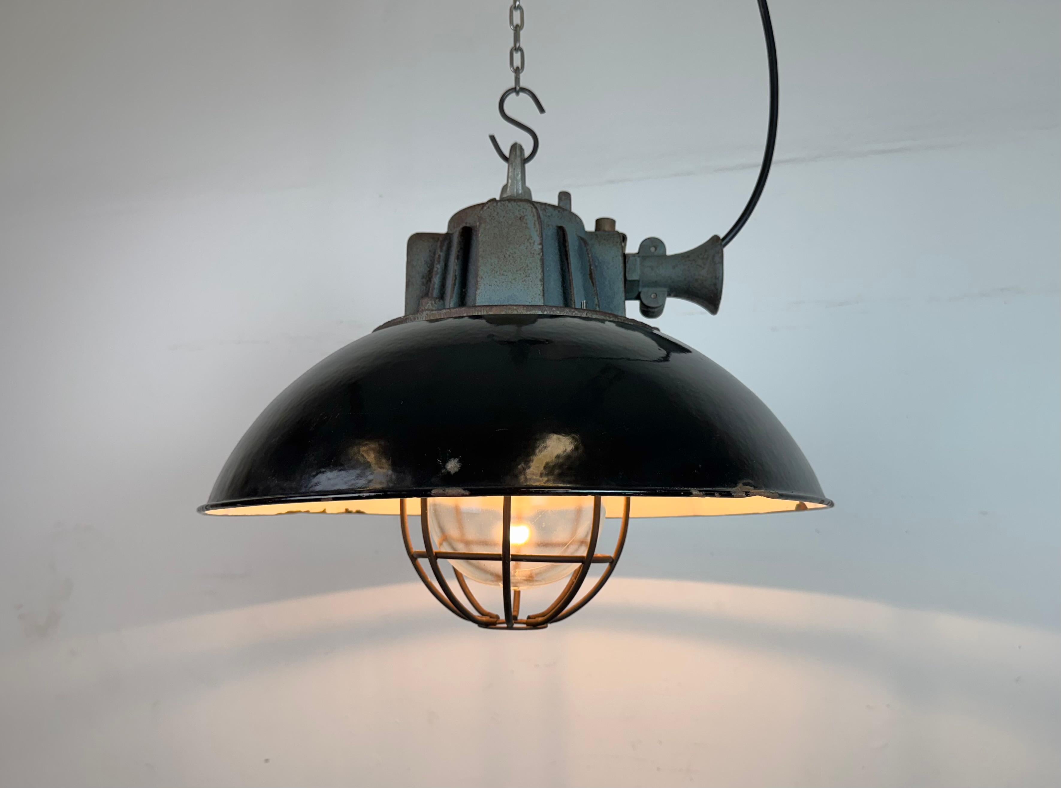 Lampada a sospensione industriale a gabbia in ghisa e smalto nero, anni '1960 in vendita 4