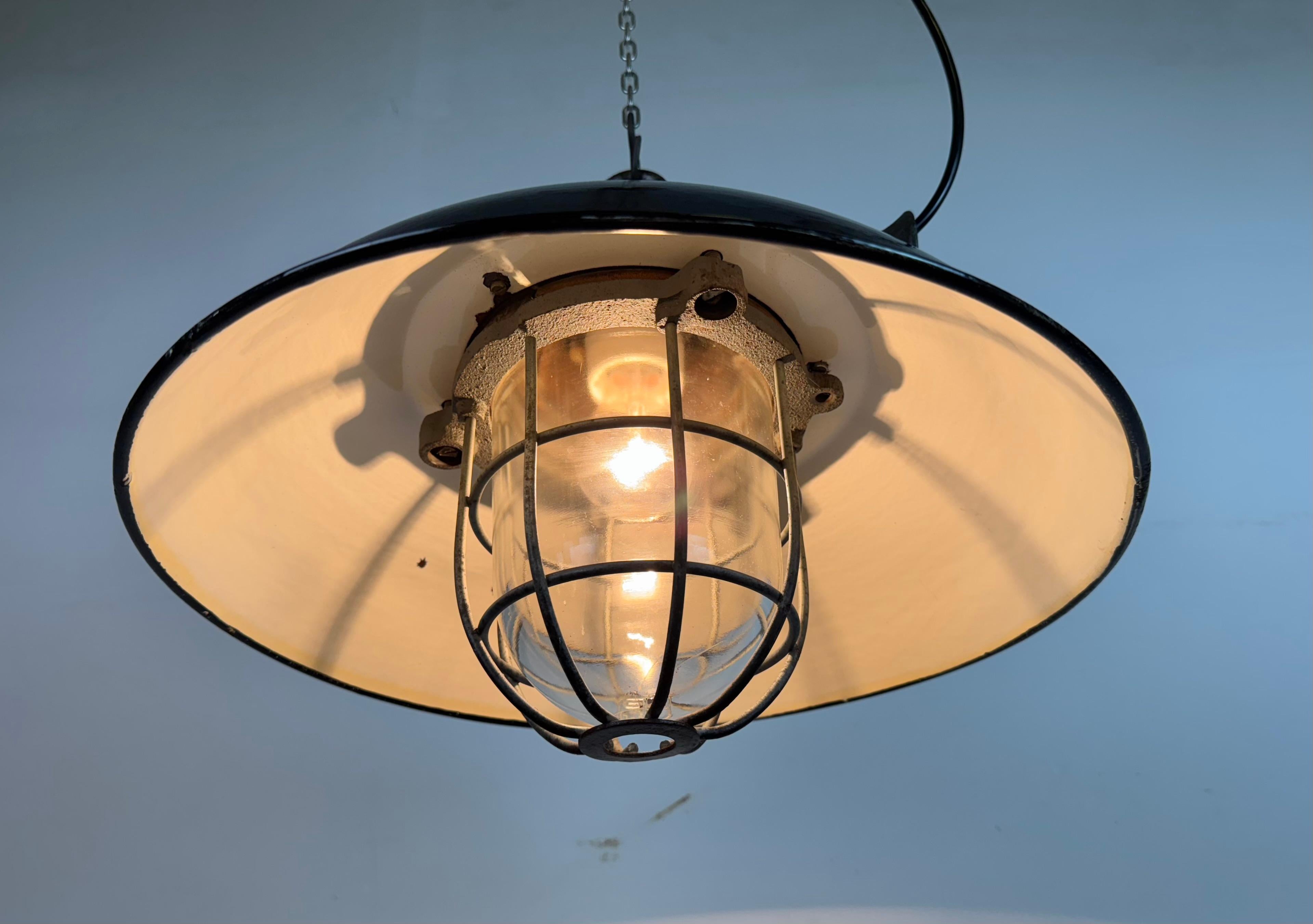 Lampada a sospensione industriale a gabbia in ghisa e smalto nero, anni '1960 in vendita 4