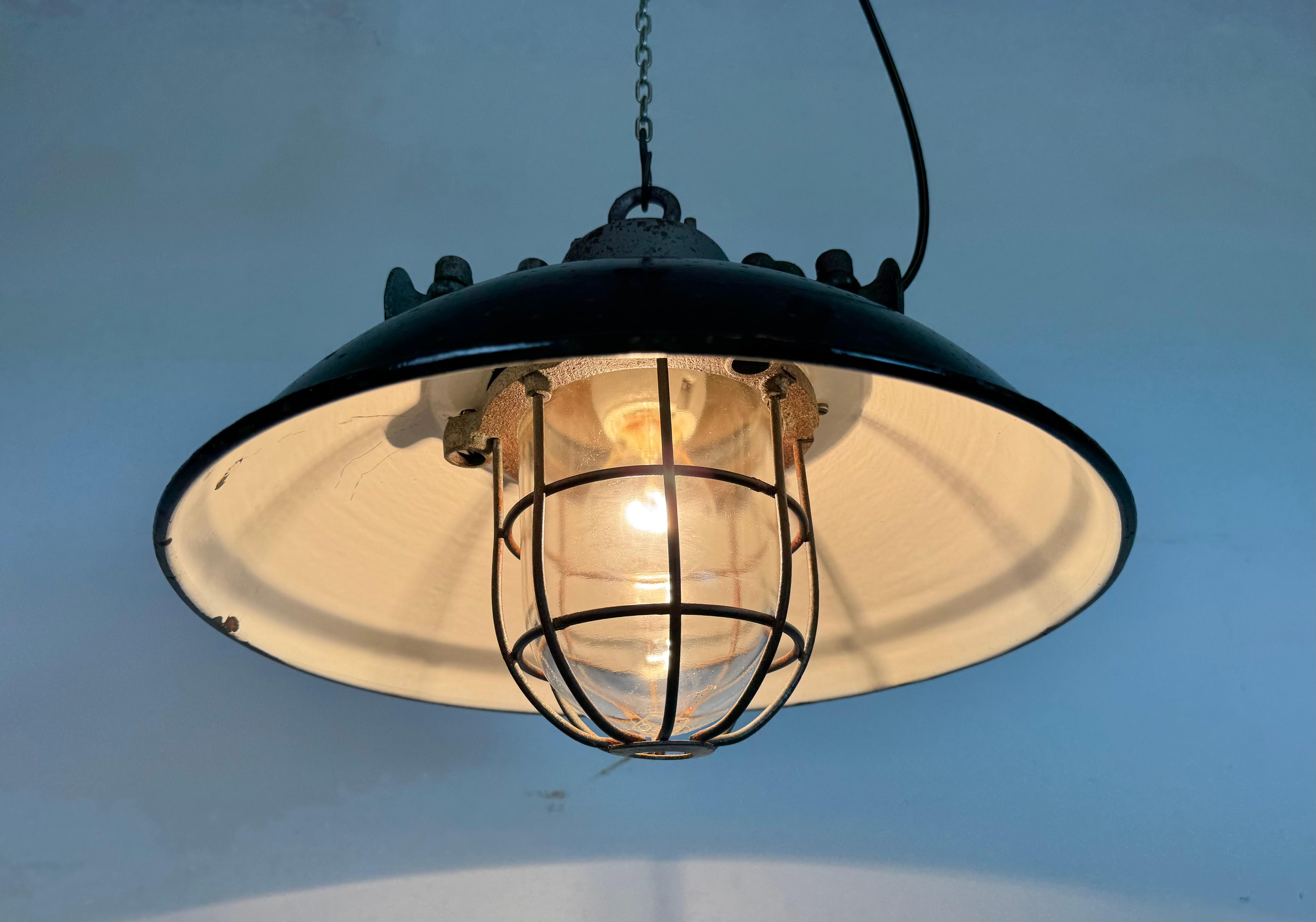Lámpara colgante de jaula industrial de hierro fundido y esmalte negro, años 1960 en venta 4