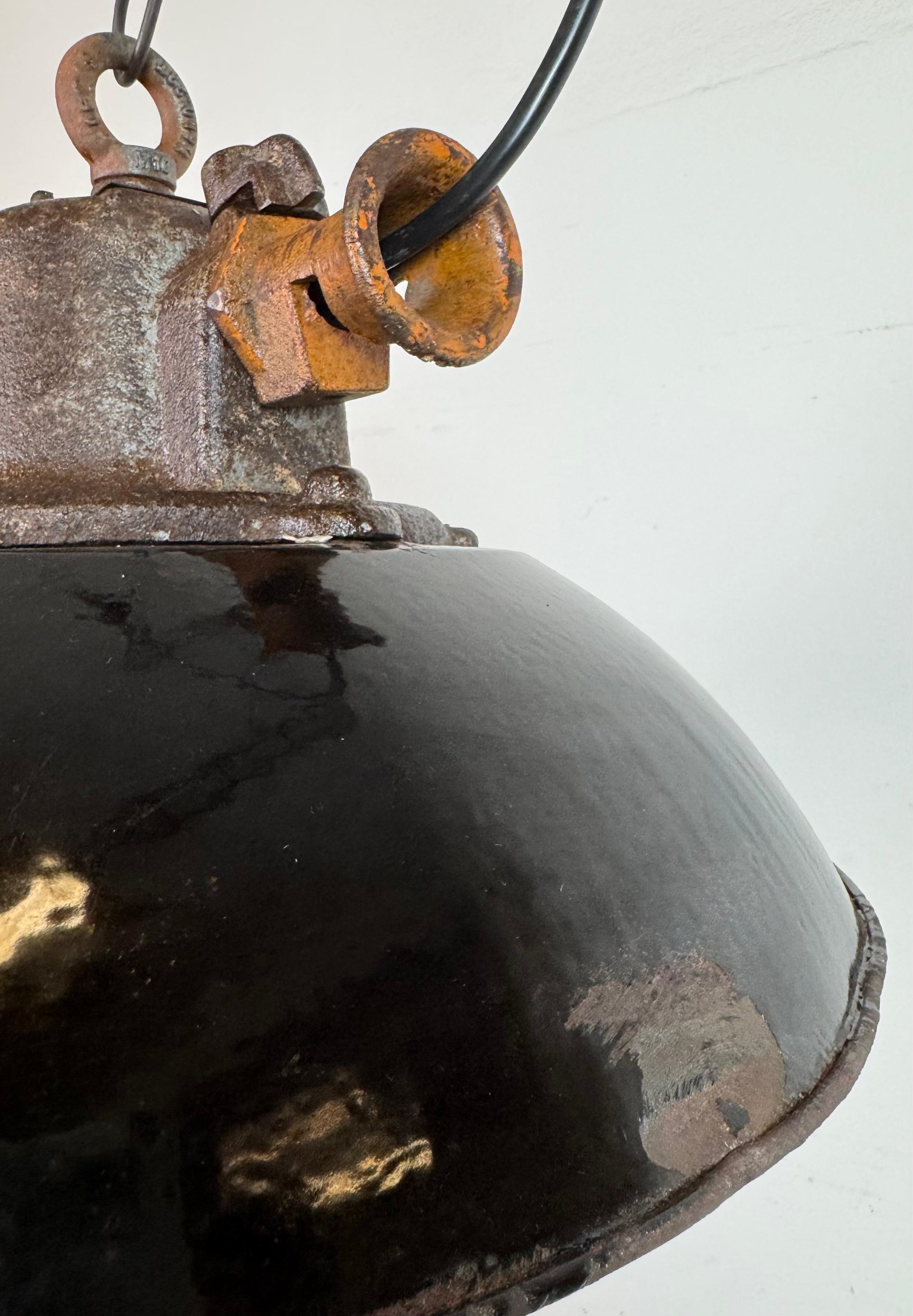 Lampada a sospensione industriale a gabbia in ghisa e smalto nero, anni '1960 in vendita 4
