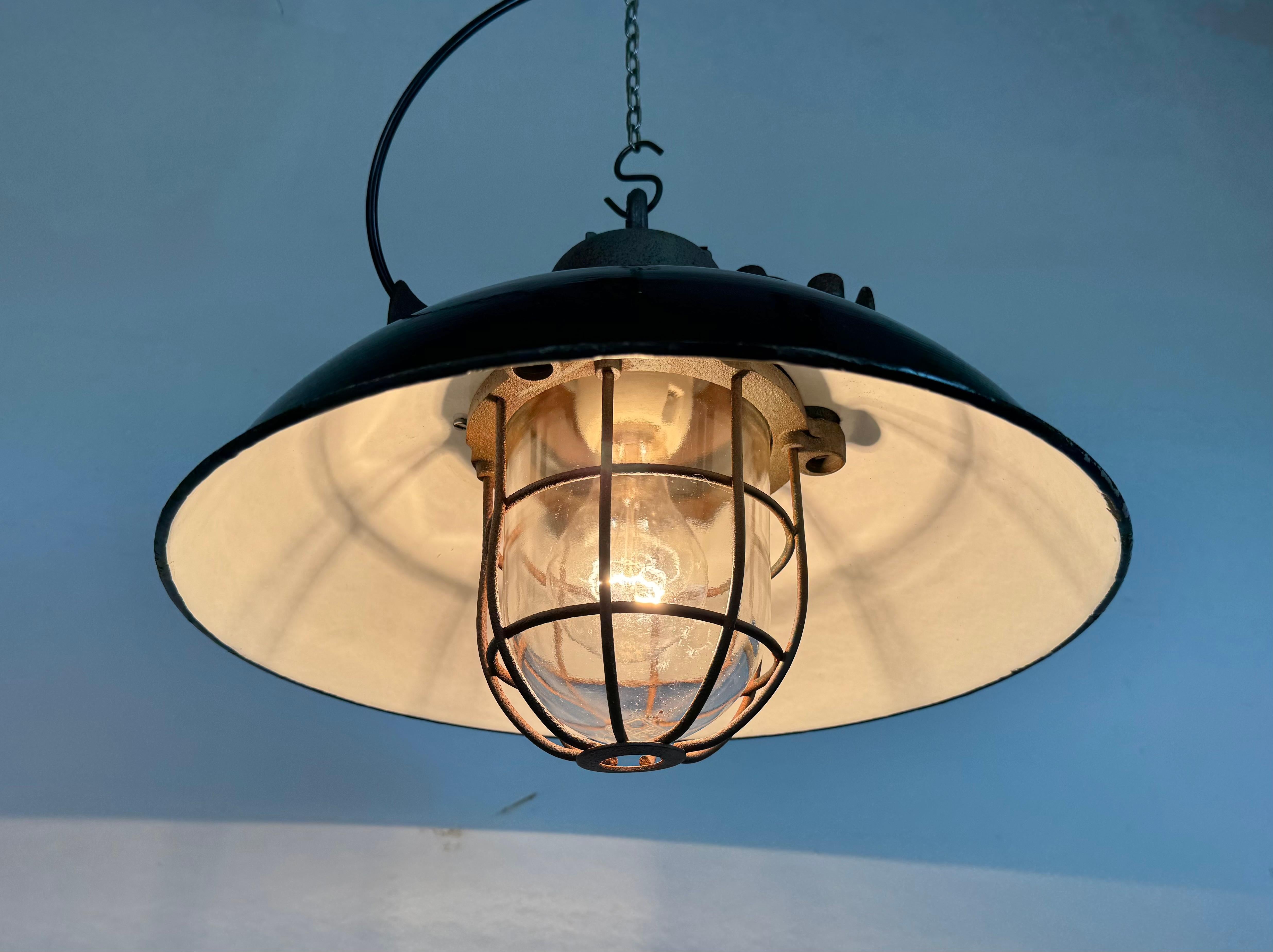 Lámpara colgante de jaula industrial de hierro fundido y esmalte negro, años 1960 en venta 4