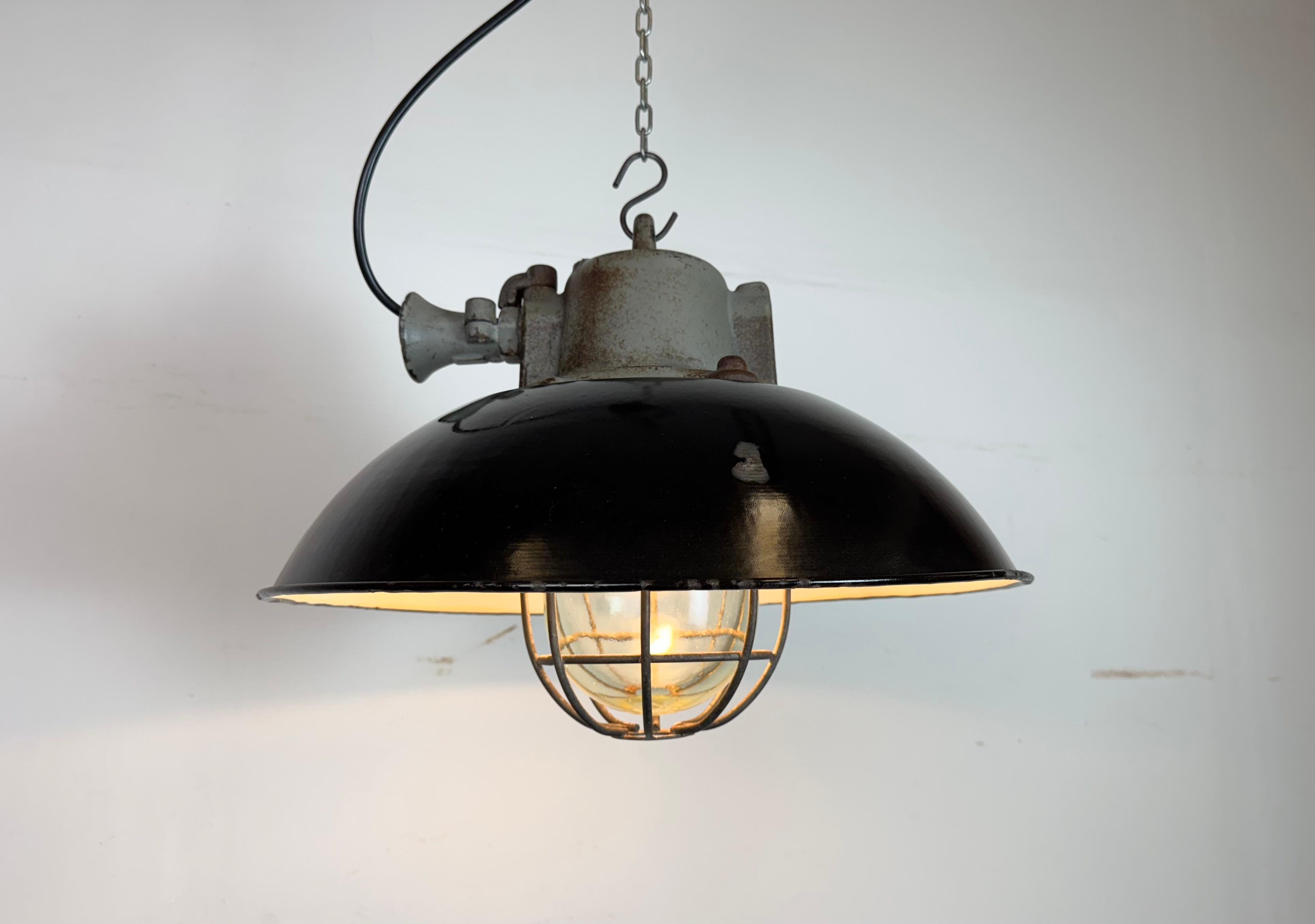 Lámpara colgante de jaula industrial de hierro fundido y esmalte negro, años 1960 en venta 5