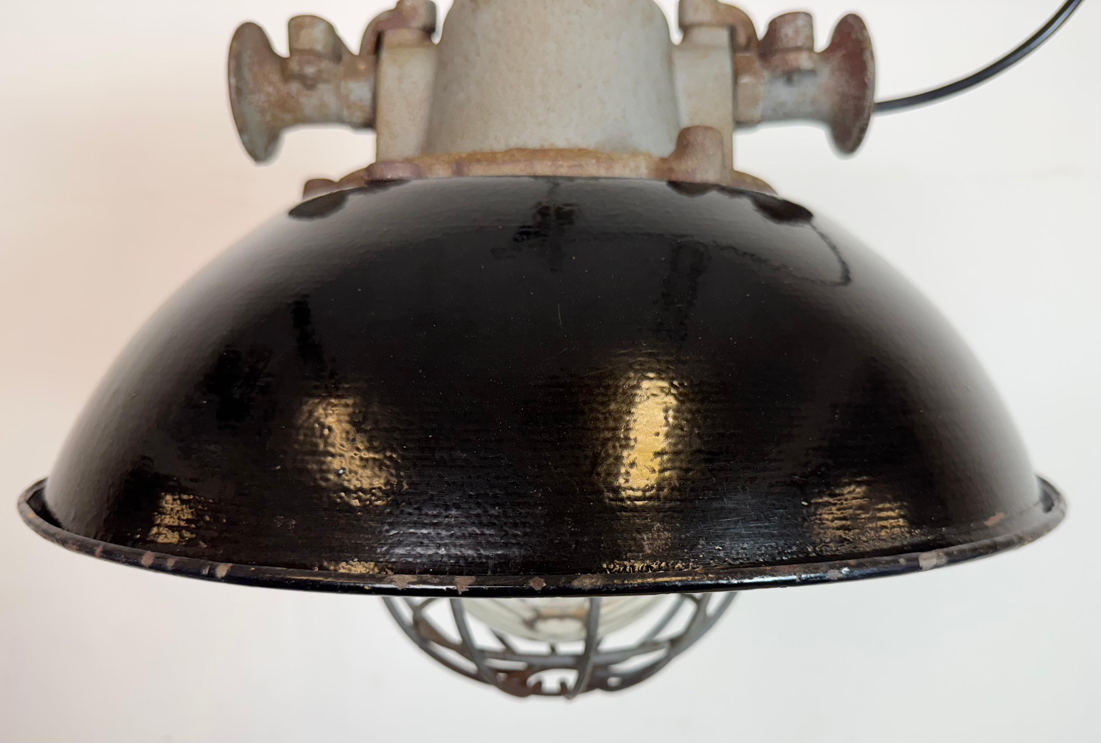 Lámpara colgante de jaula industrial de hierro fundido y esmalte negro, años 1960 en venta 5