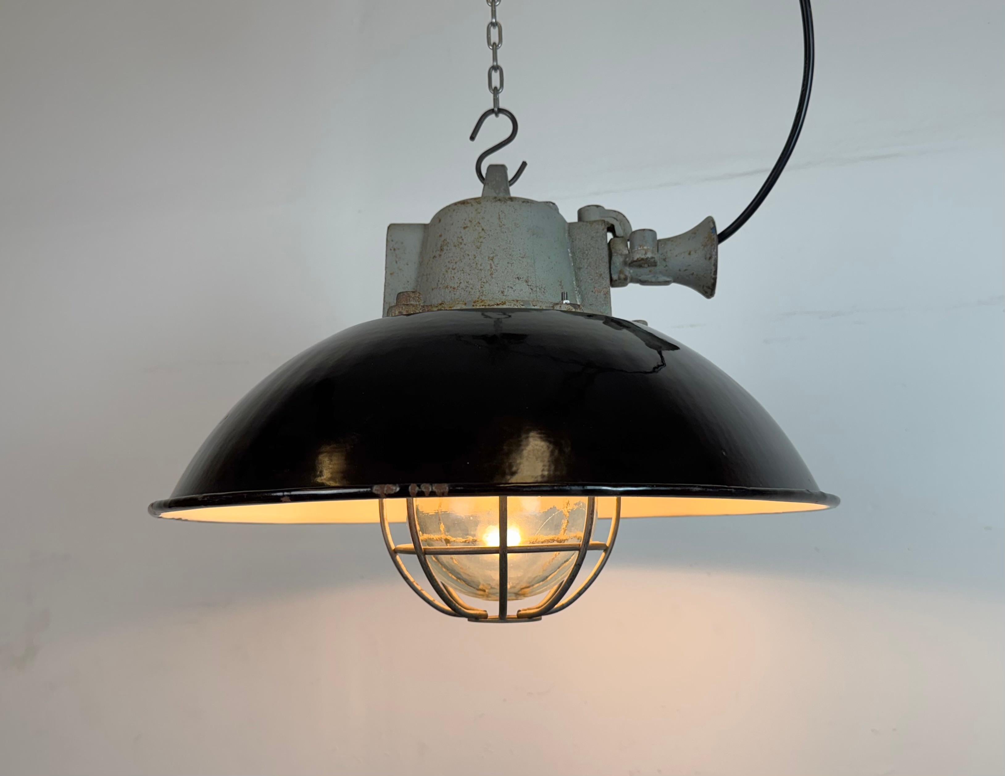 Lampada a sospensione industriale a gabbia in ghisa e smalto nero, anni '1960 in vendita 5