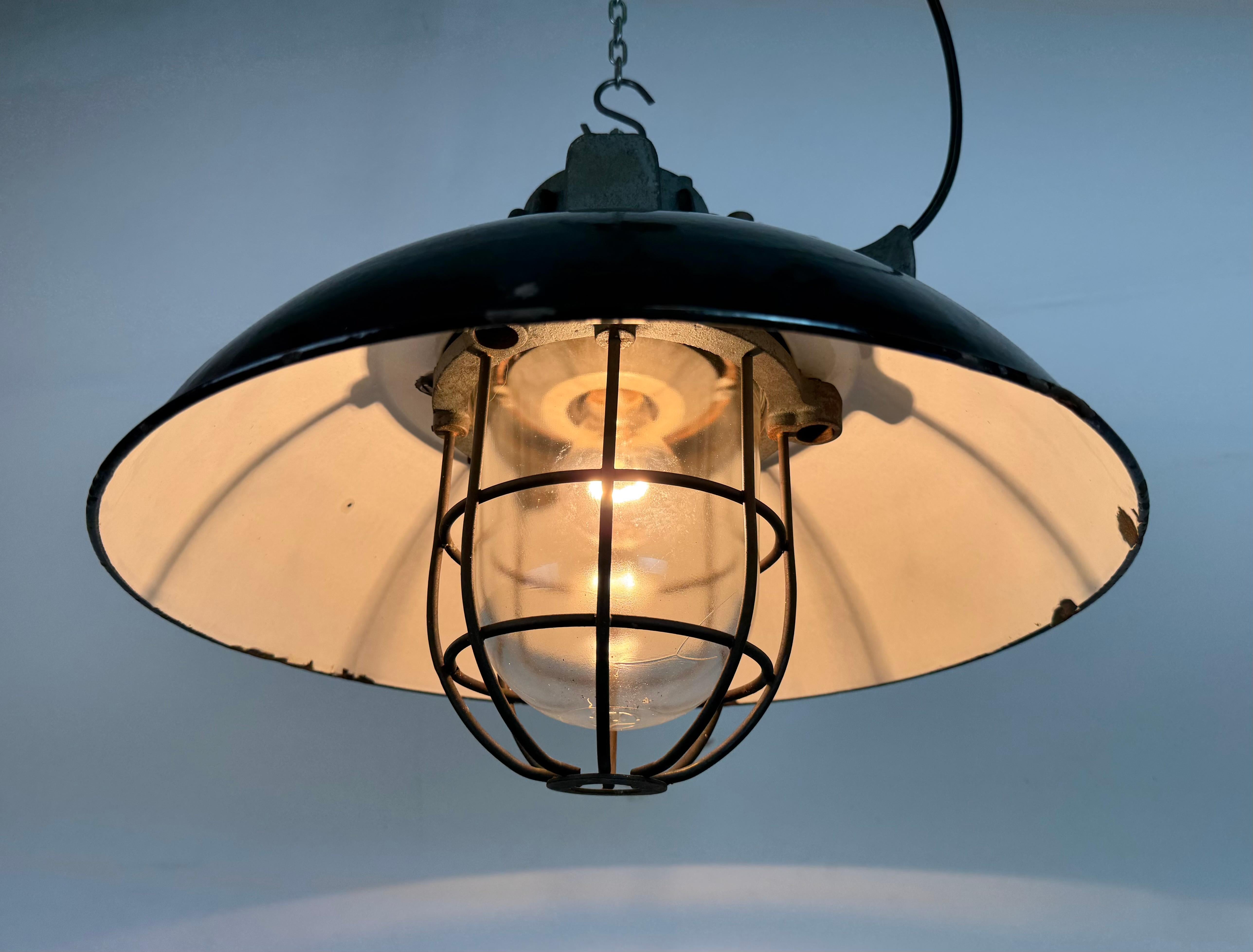 Lampada a sospensione industriale a gabbia in ghisa e smalto nero, anni '1960 in vendita 5