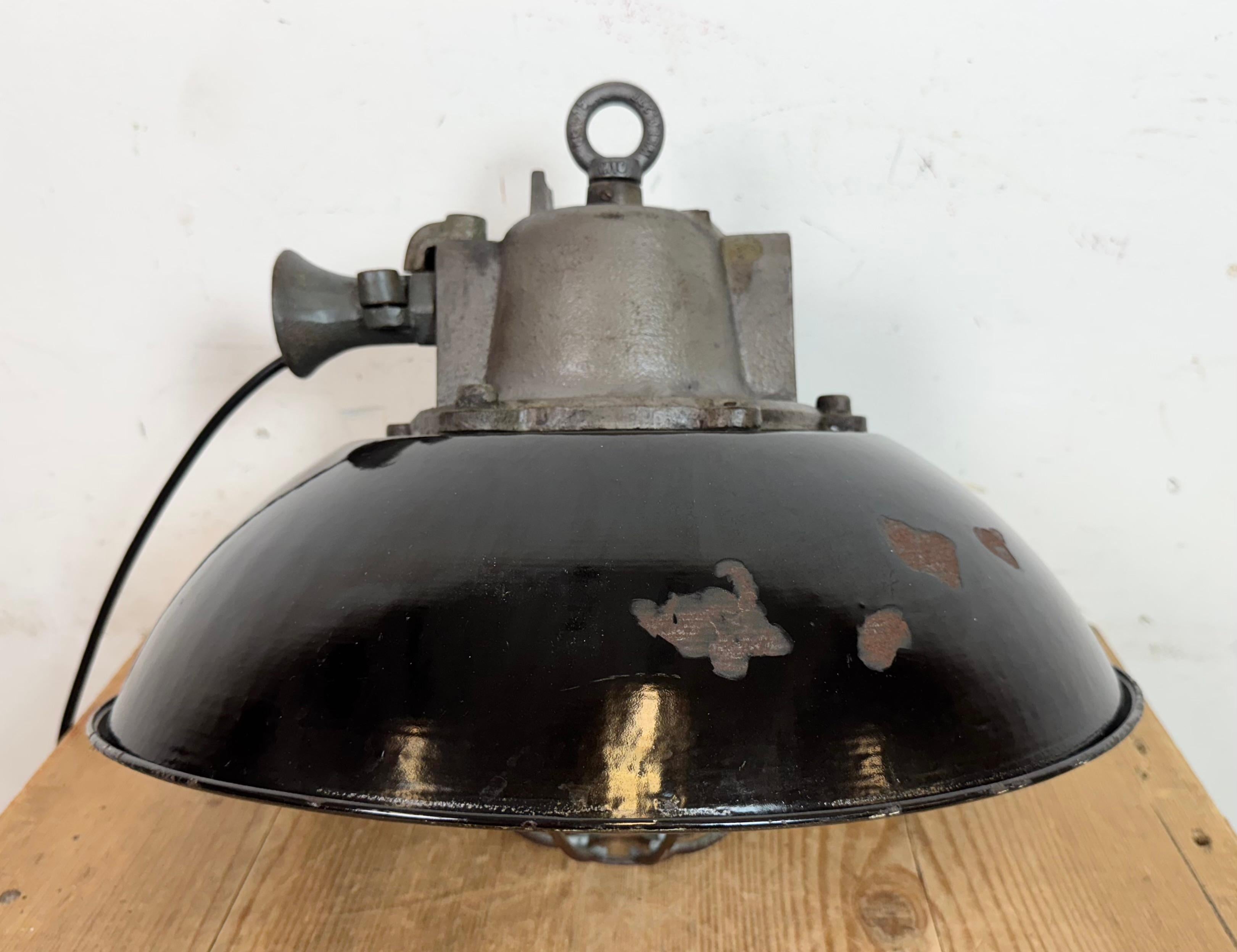 Lampada a sospensione industriale a gabbia in ghisa e smalto nero, anni '1960 in vendita 5