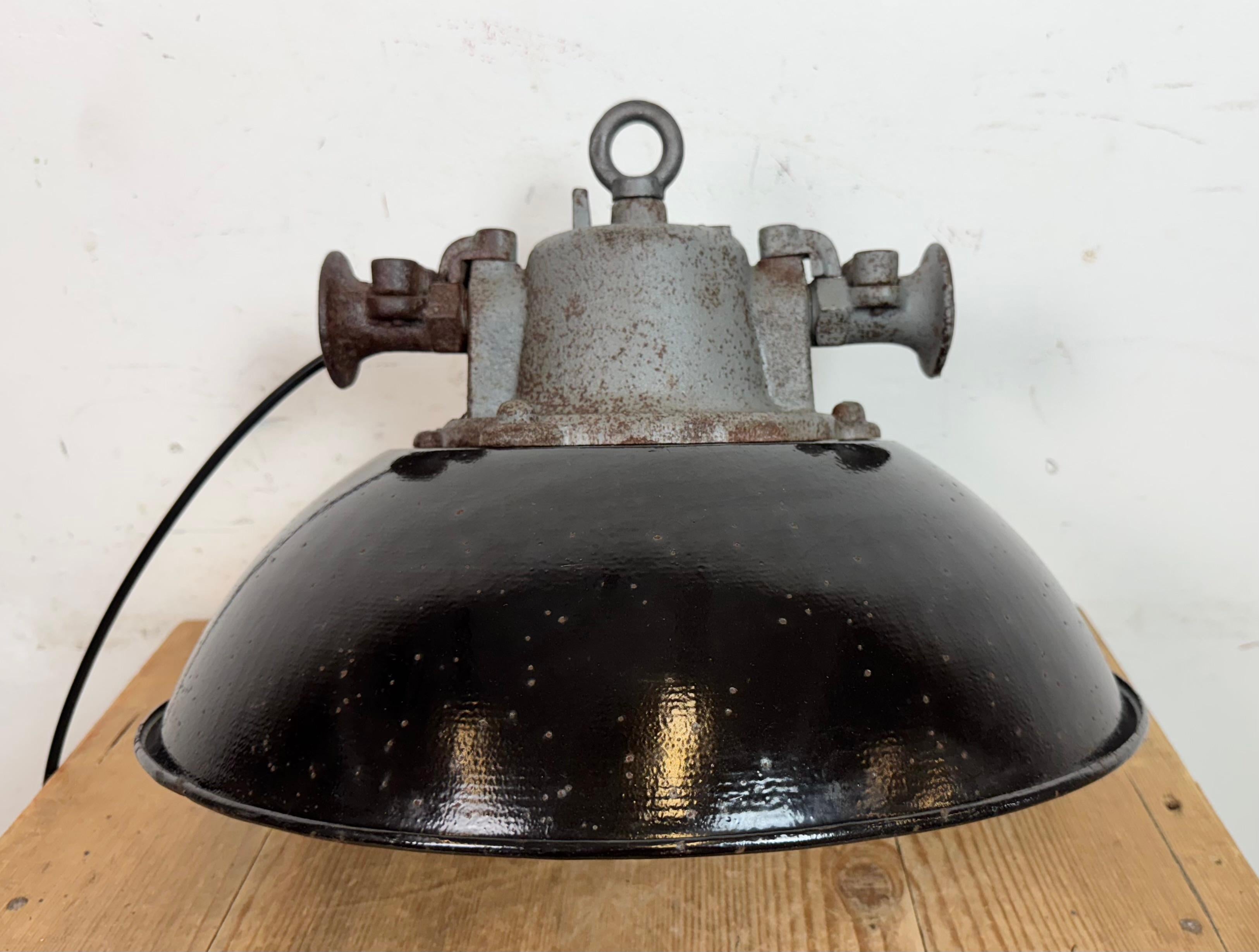 Lámpara colgante de jaula industrial de hierro fundido y esmalte negro, años 1960 en venta 5