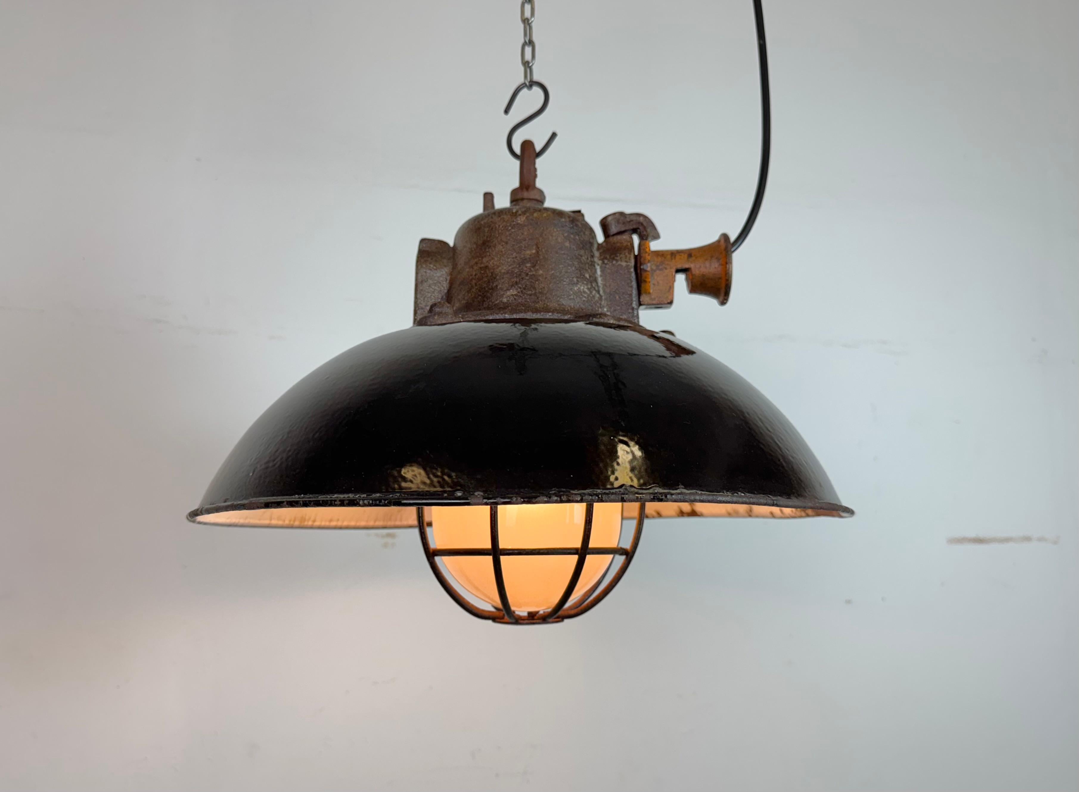 Lampada a sospensione industriale a gabbia in ghisa e smalto nero, anni '1960 in vendita 5