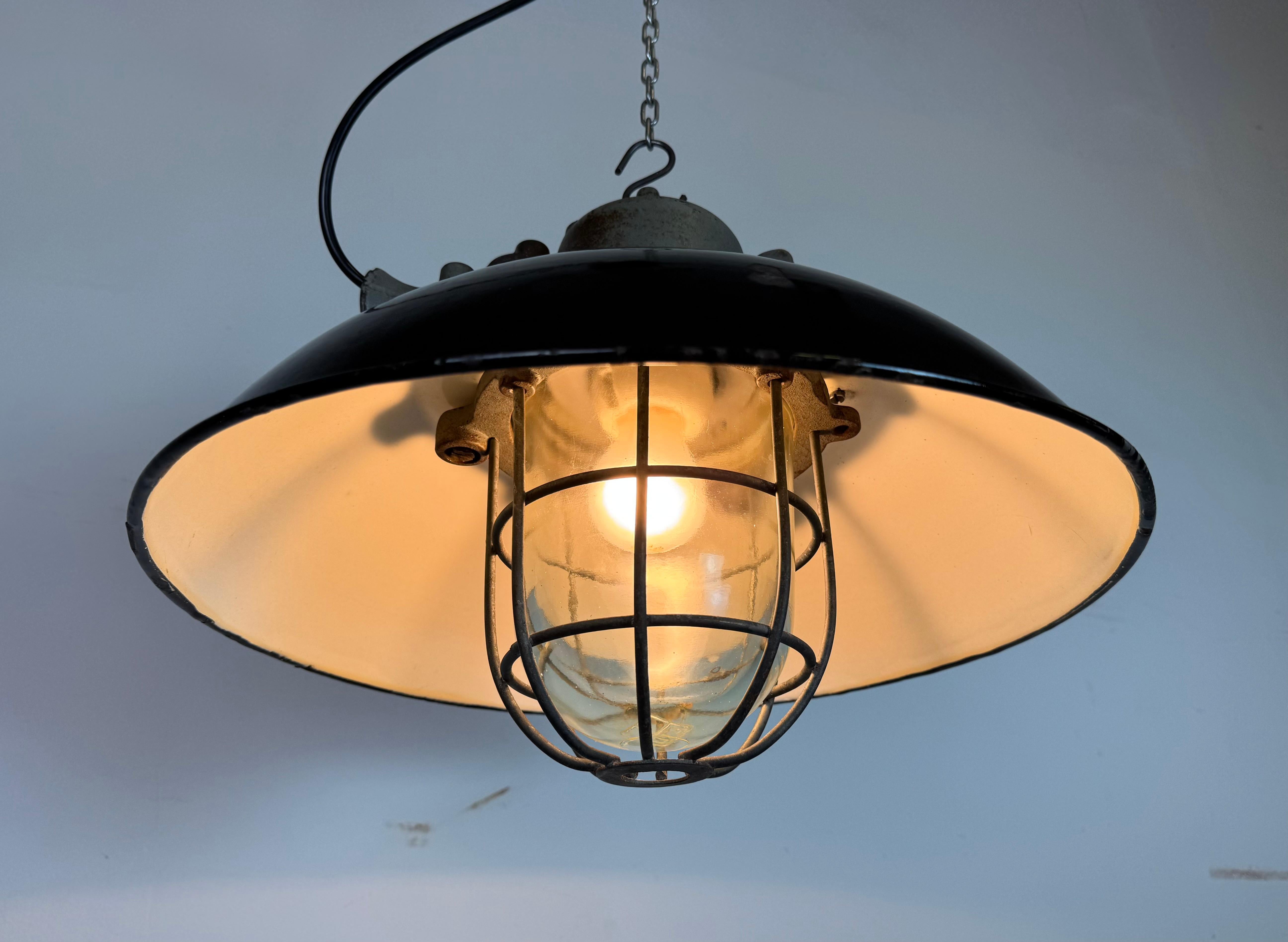 Lámpara colgante de jaula industrial de hierro fundido y esmalte negro, años 1960 en venta 6