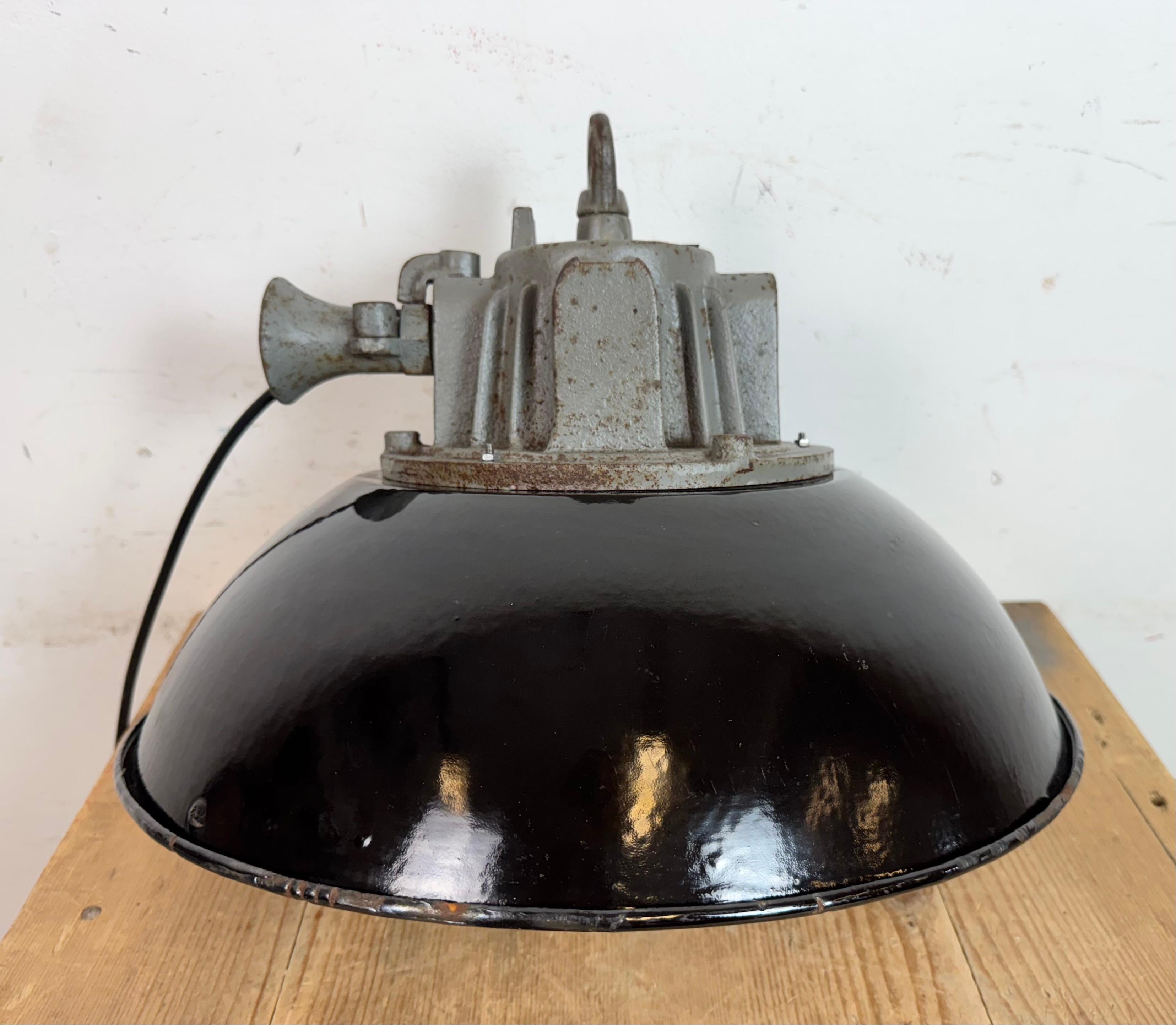 Lampada a sospensione industriale a gabbia in ghisa e smalto nero, anni '1960 in vendita 6