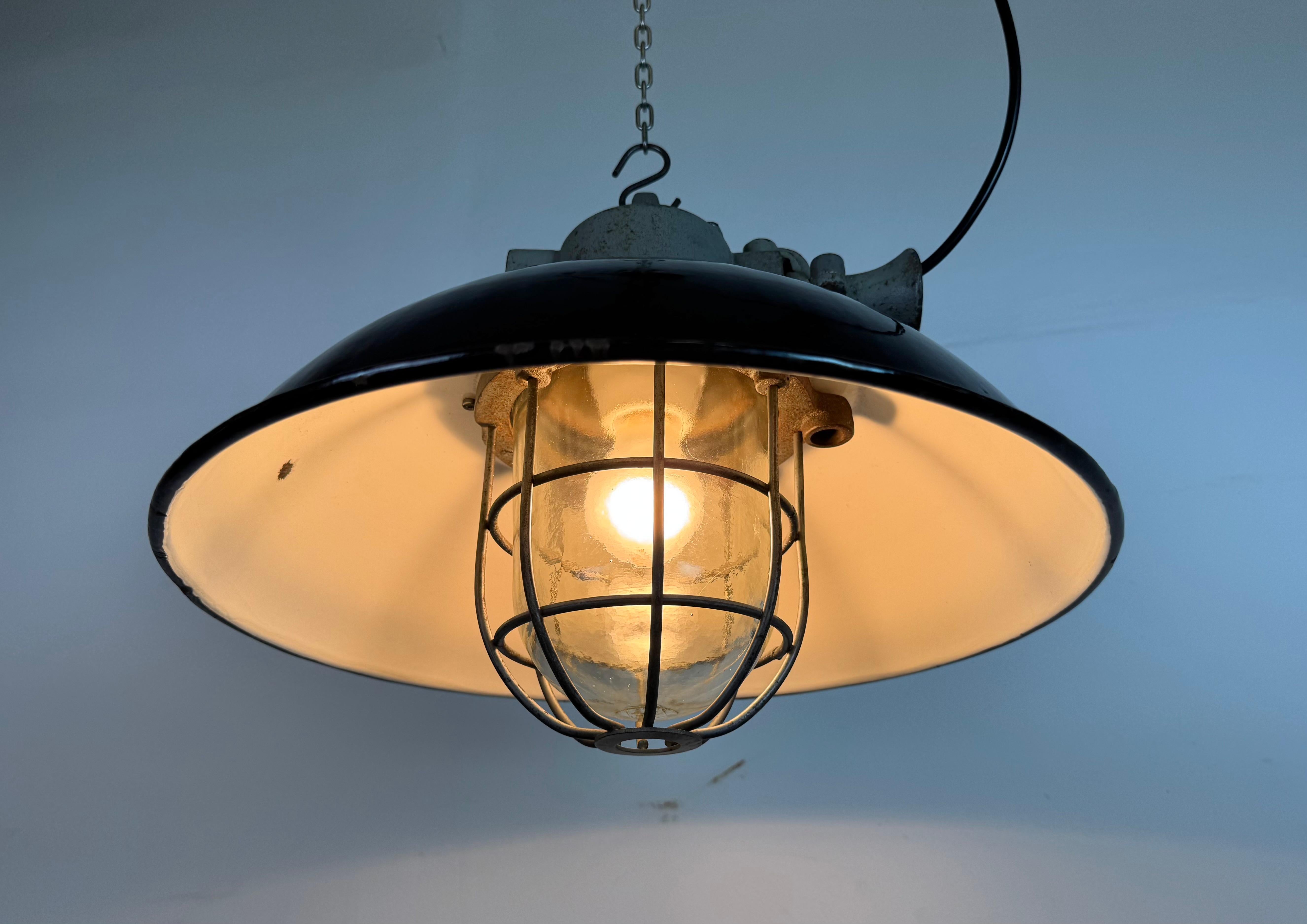 Lampada a sospensione industriale a gabbia in ghisa e smalto nero, anni '1960 in vendita 6