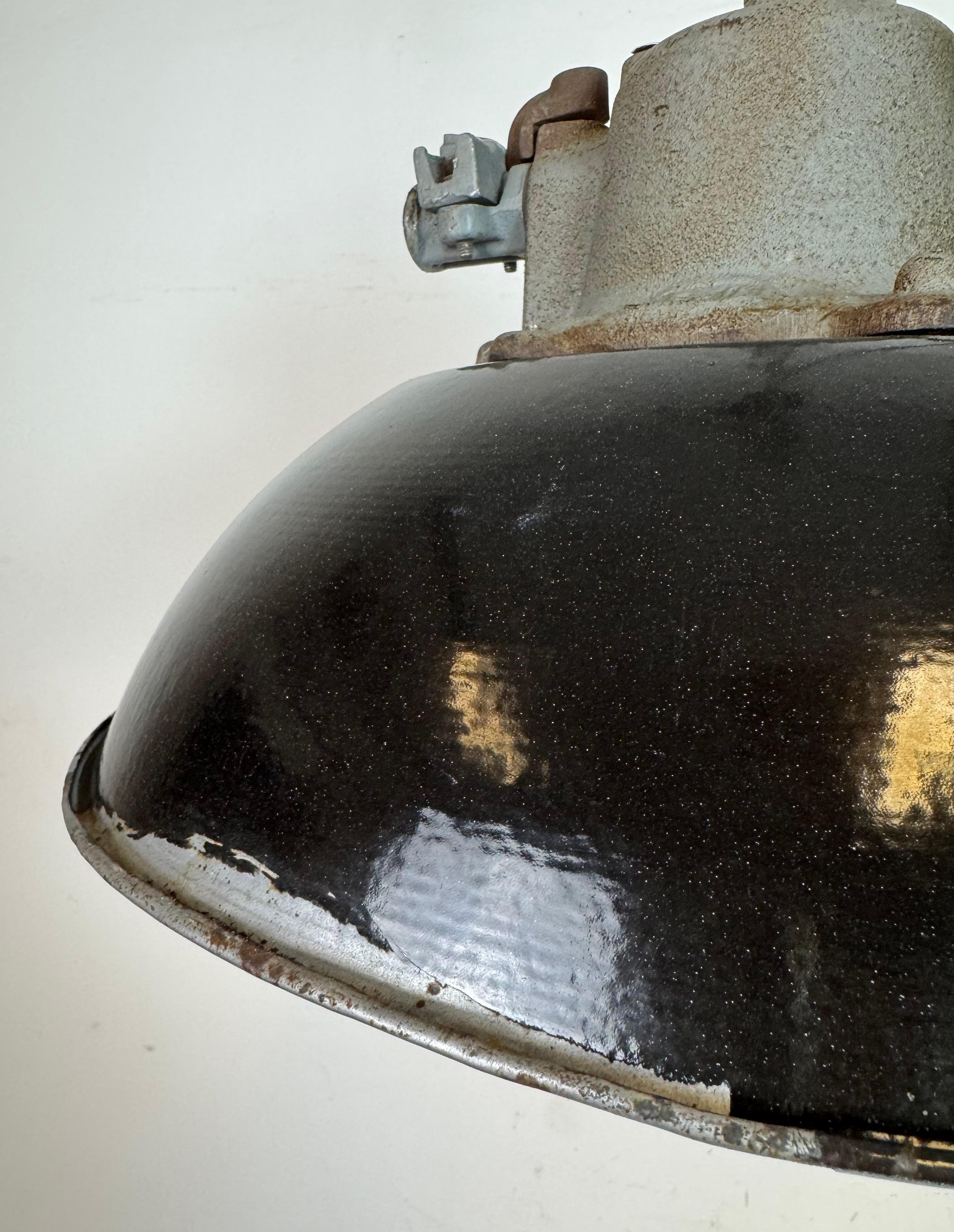 Lámpara colgante de jaula industrial de hierro fundido y esmalte negro, años 1960 en venta 6