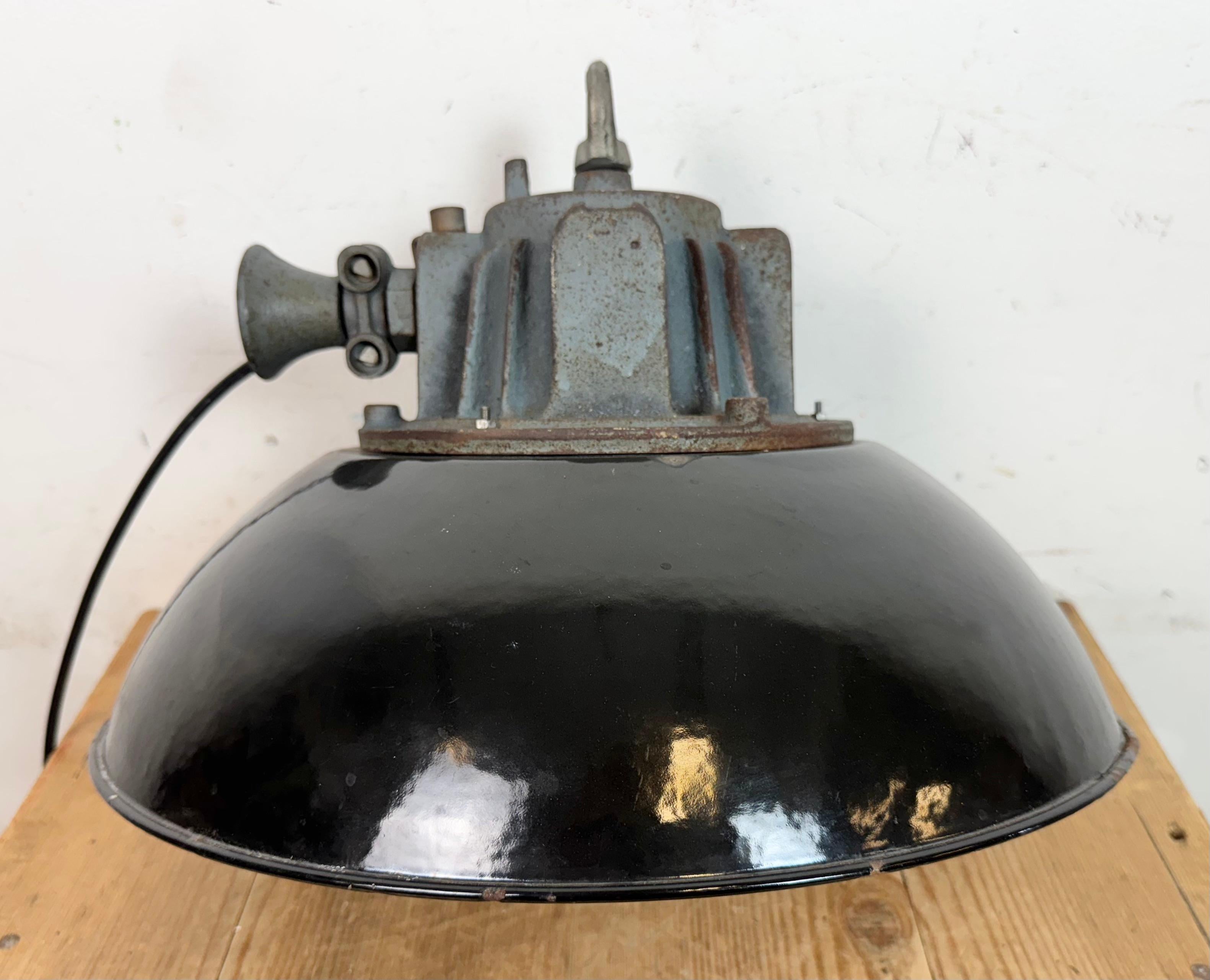 Lampada a sospensione industriale a gabbia in ghisa e smalto nero, anni '1960 in vendita 6