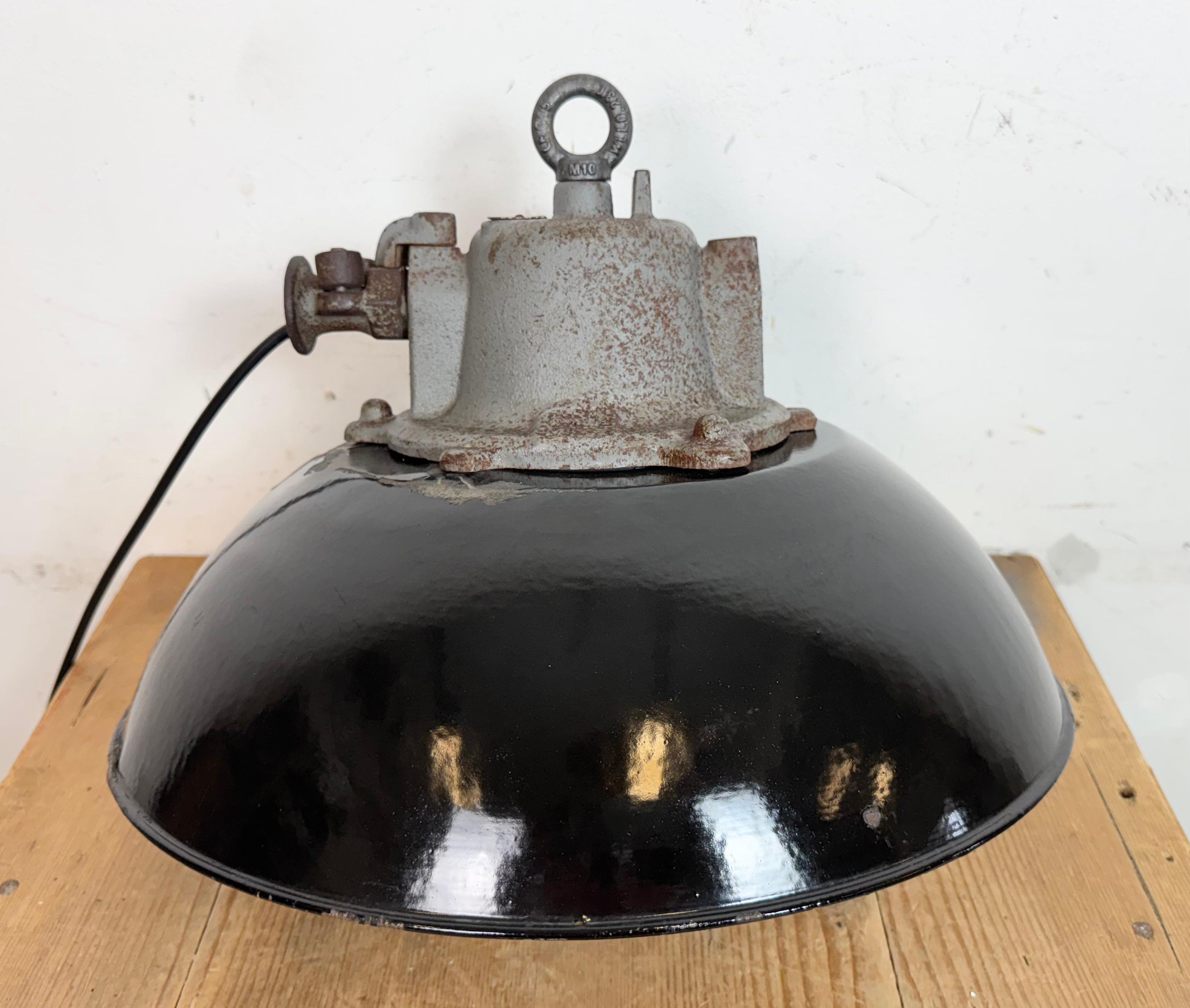 Lampada a sospensione industriale a gabbia in ghisa e smalto nero, anni '1960 in vendita 6