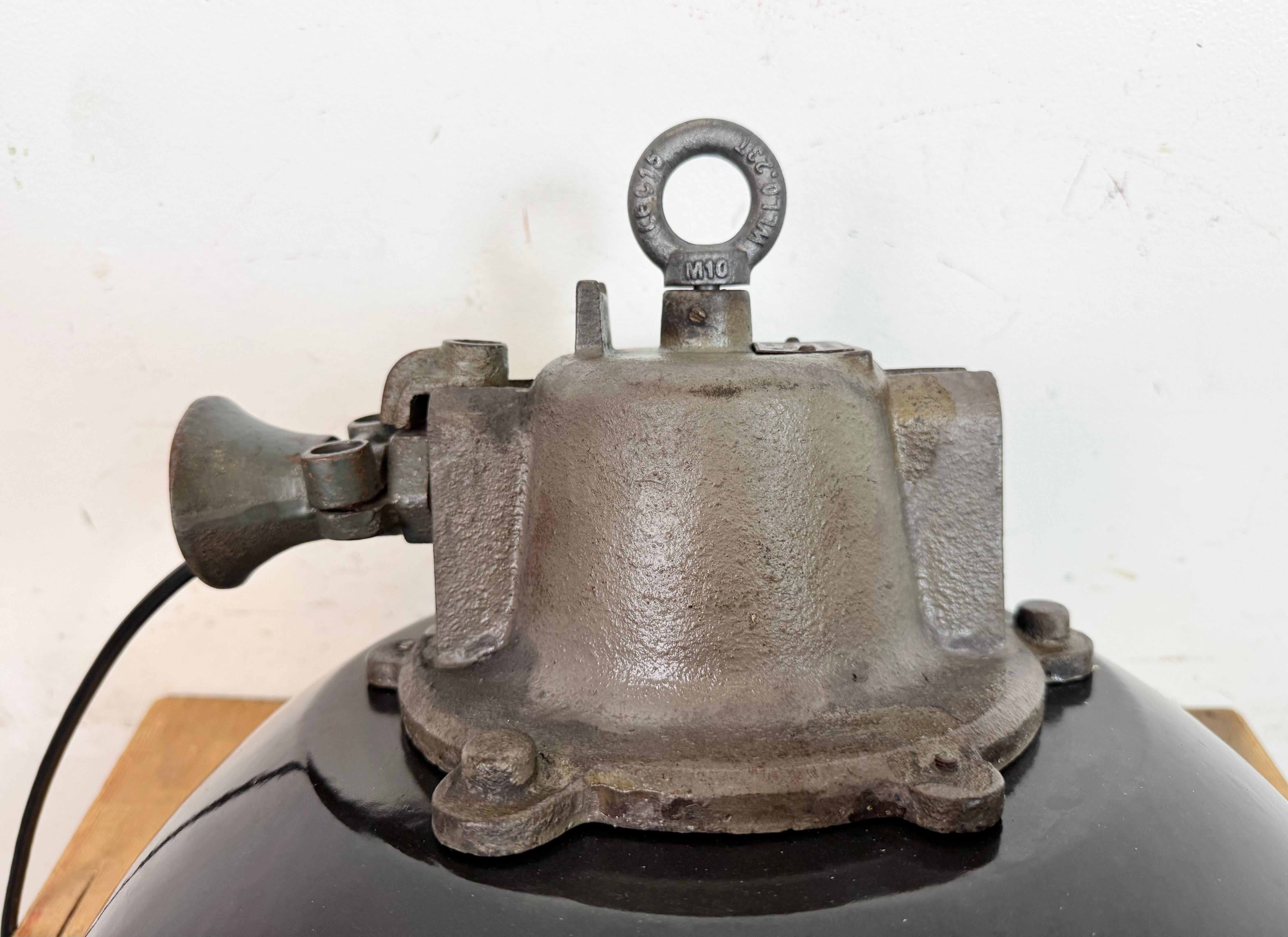 Lampada a sospensione industriale a gabbia in ghisa e smalto nero, anni '1960 in vendita 6