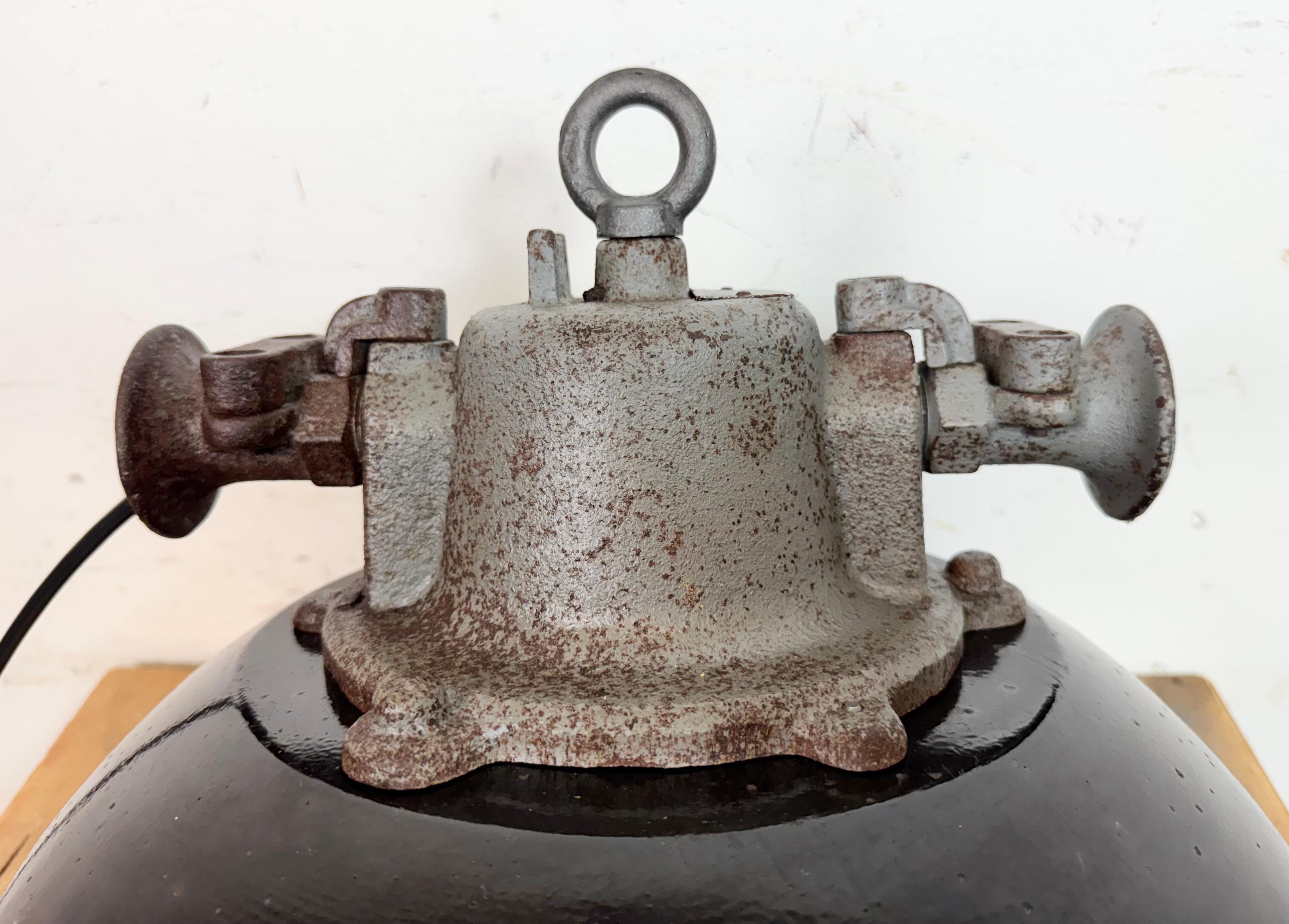 Lámpara colgante de jaula industrial de hierro fundido y esmalte negro, años 1960 en venta 6