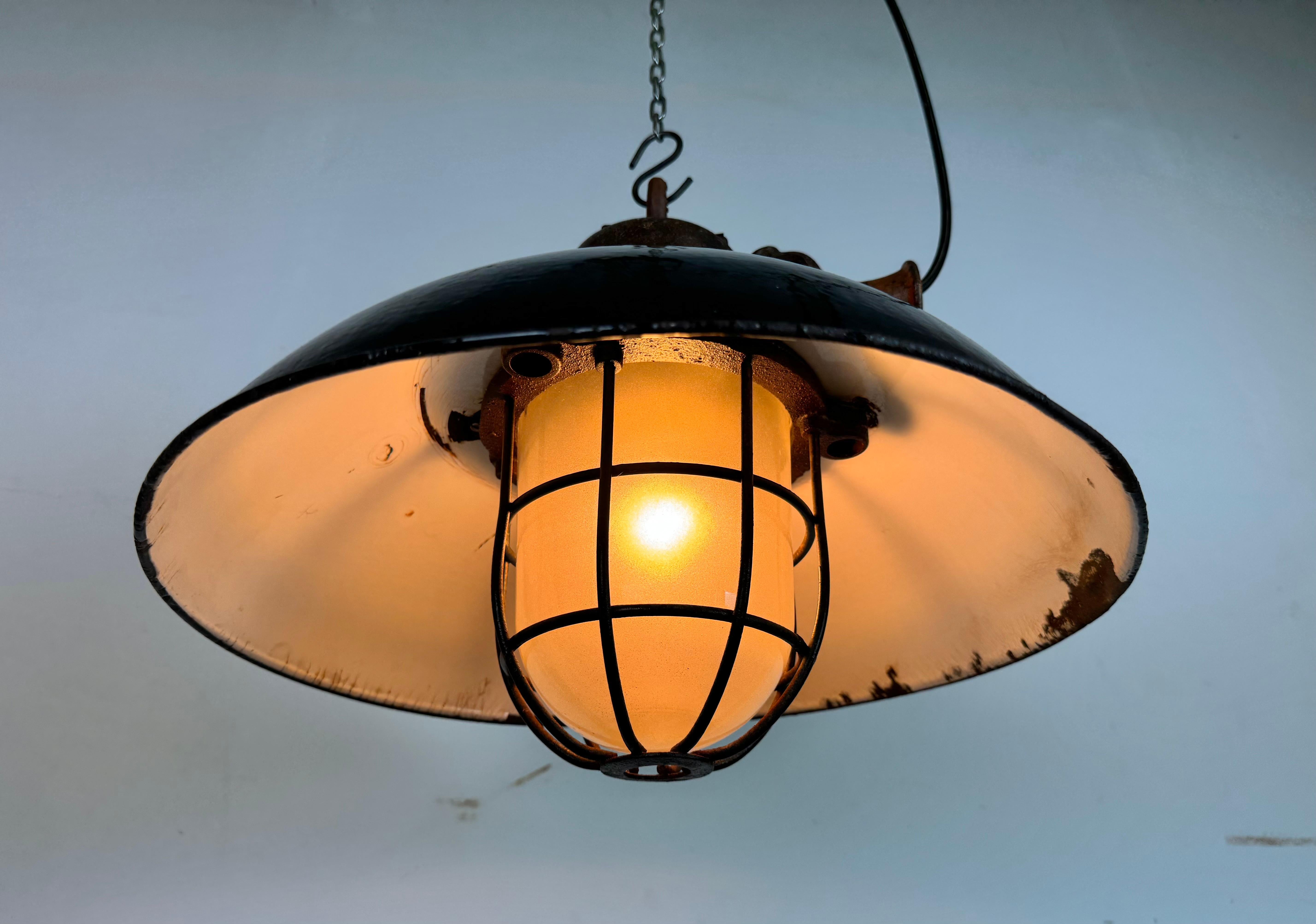 Lampada a sospensione industriale a gabbia in ghisa e smalto nero, anni '1960 in vendita 6