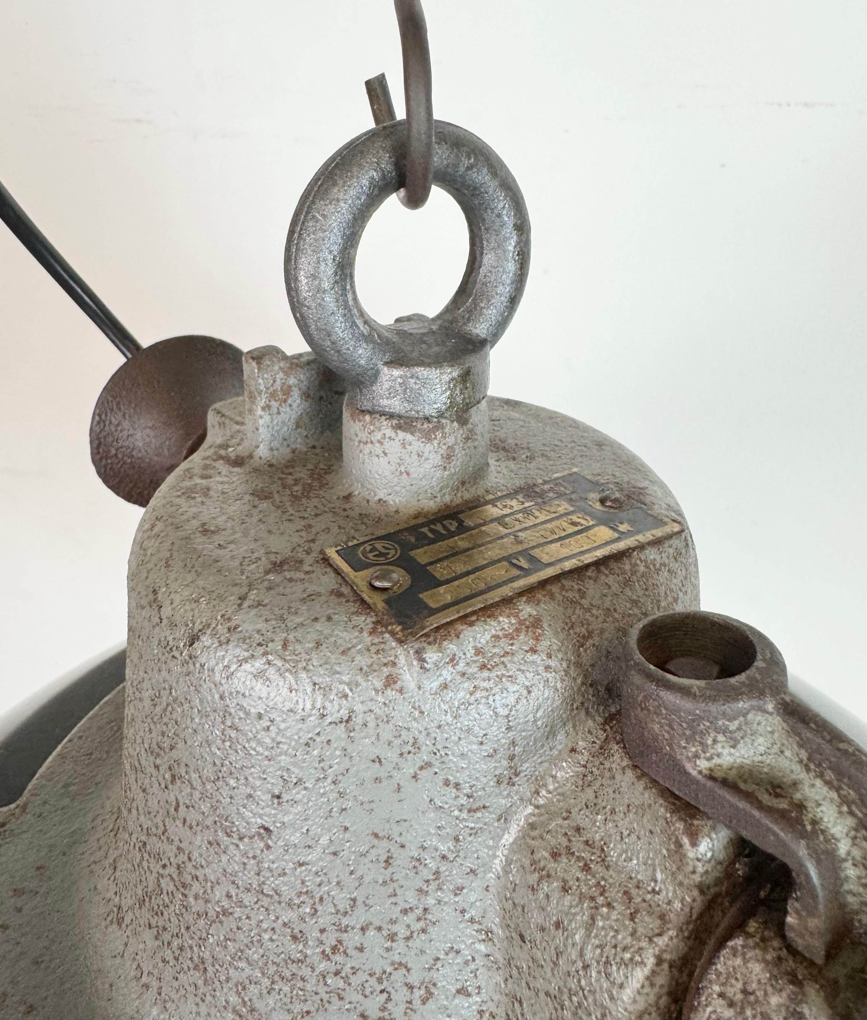 Lámpara colgante de jaula industrial de hierro fundido y esmalte negro, años 1960 en venta 6