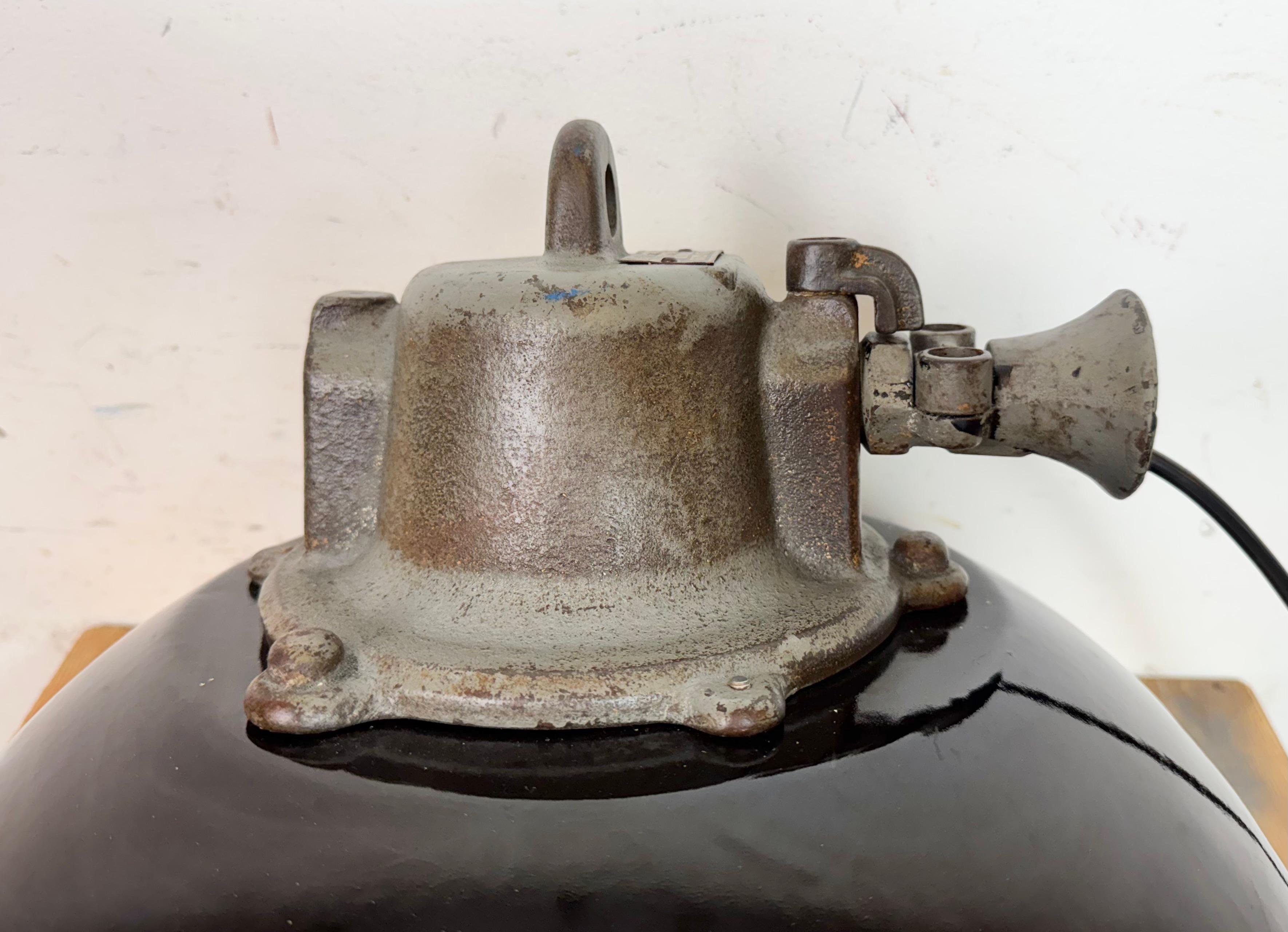 Lámpara colgante de jaula industrial de hierro fundido y esmalte negro, años 1960 en venta 7