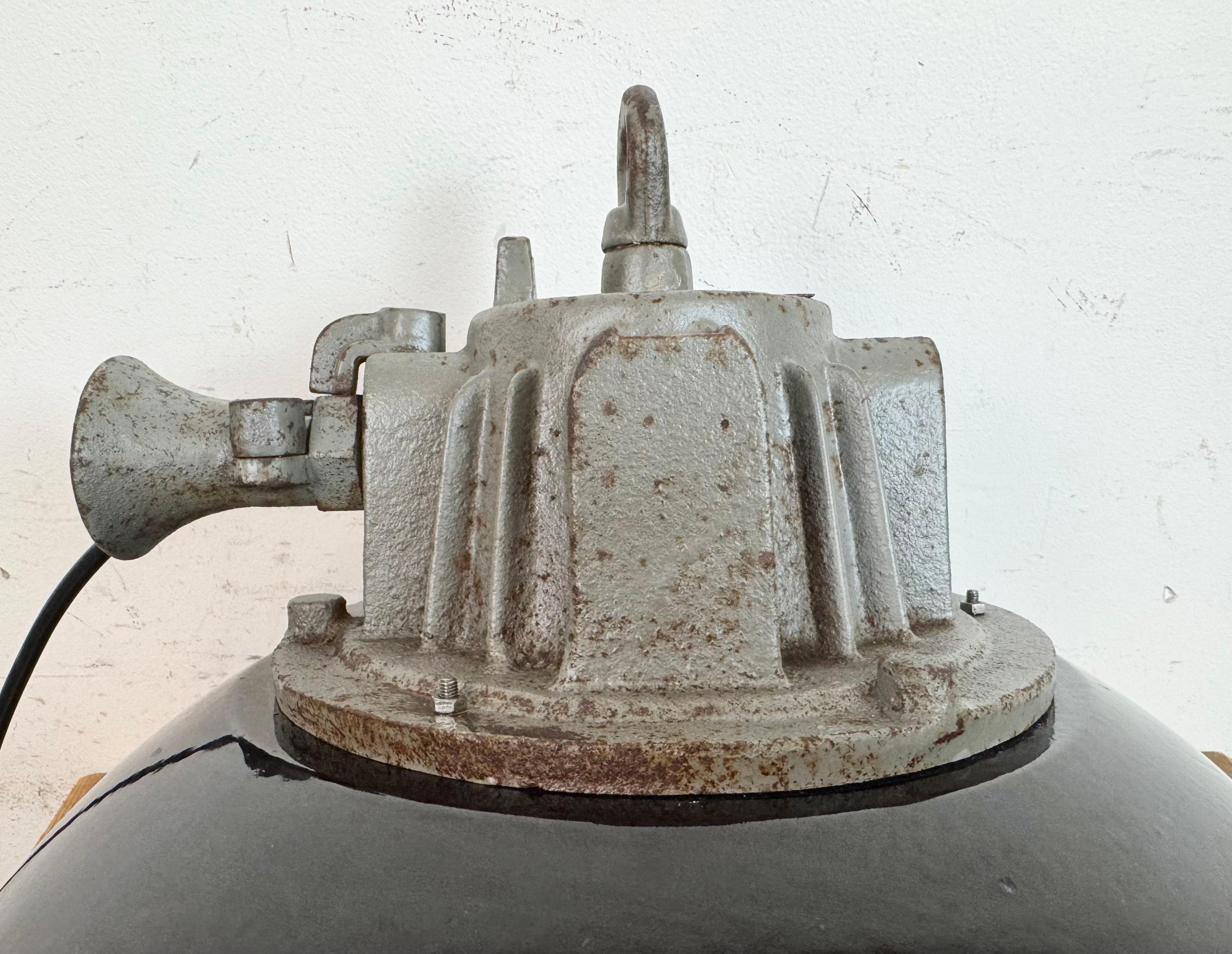 Lampada a sospensione industriale a gabbia in ghisa e smalto nero, anni '1960 in vendita 7