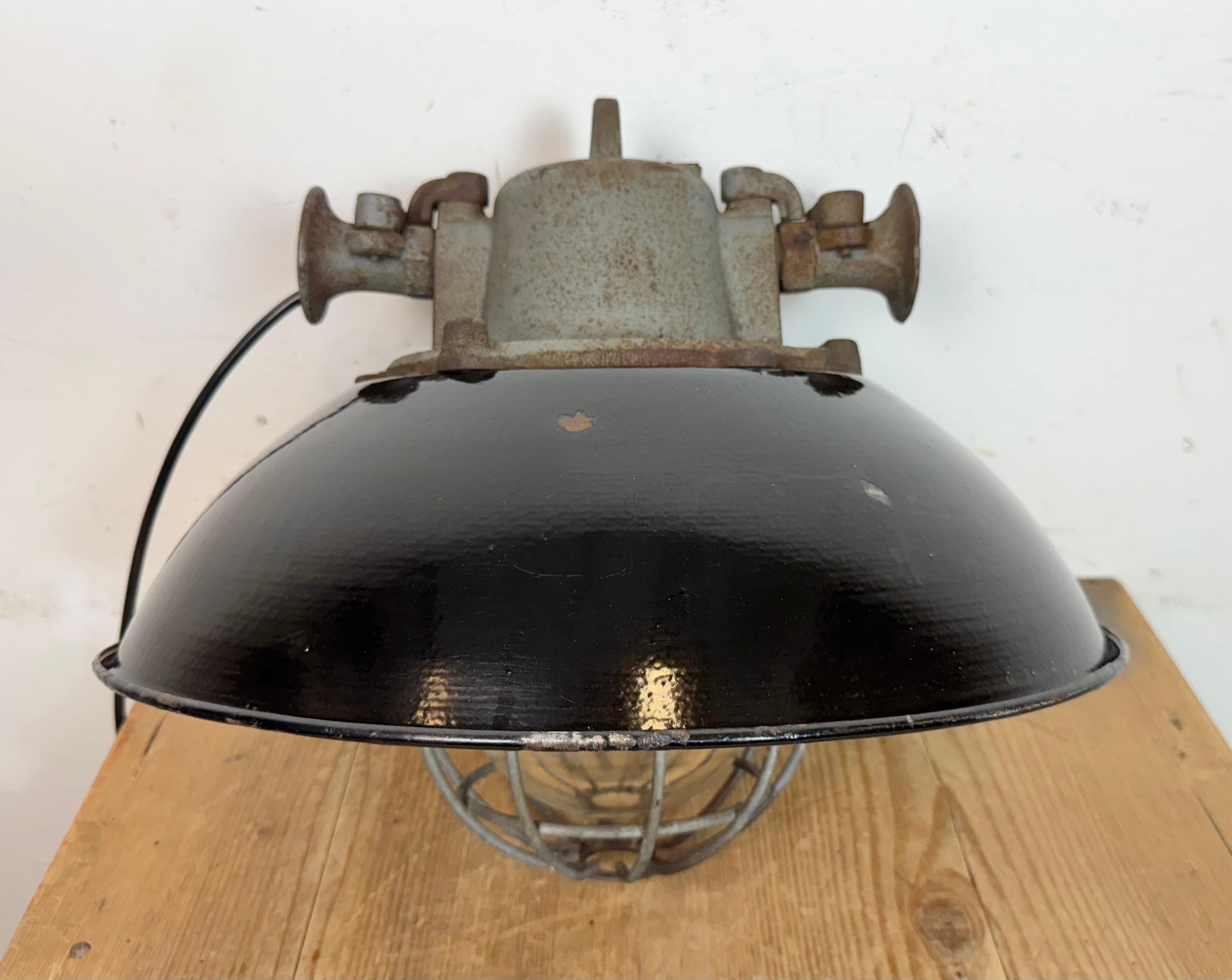 Lámpara colgante de jaula industrial de hierro fundido y esmalte negro, años 1960 en venta 7