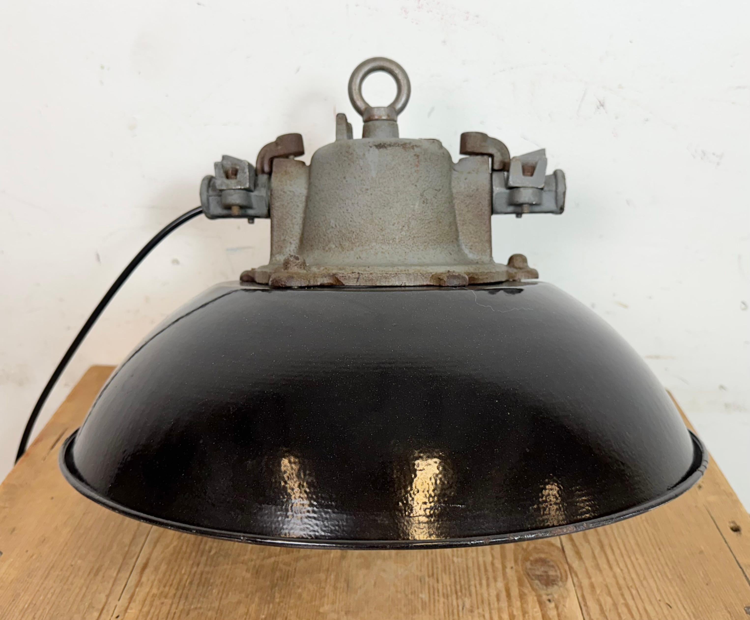 Lámpara colgante de jaula industrial de hierro fundido y esmalte negro, años 1960 en venta 7