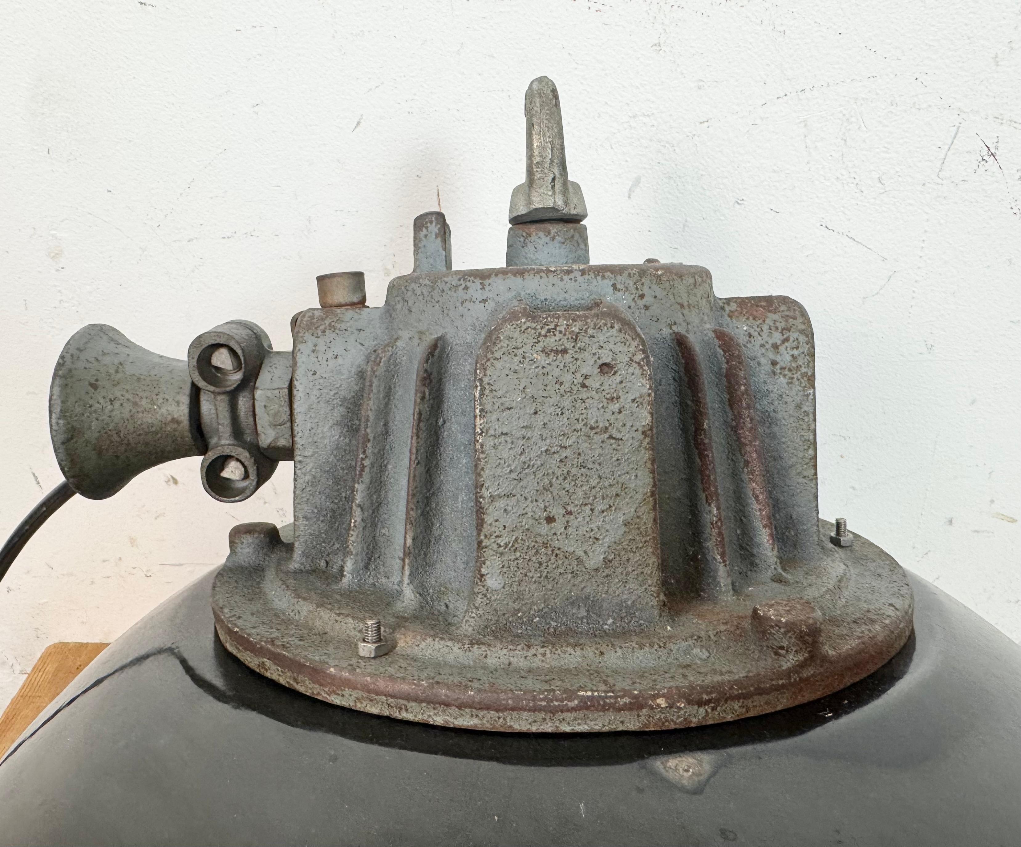 Lampada a sospensione industriale a gabbia in ghisa e smalto nero, anni '1960 in vendita 7