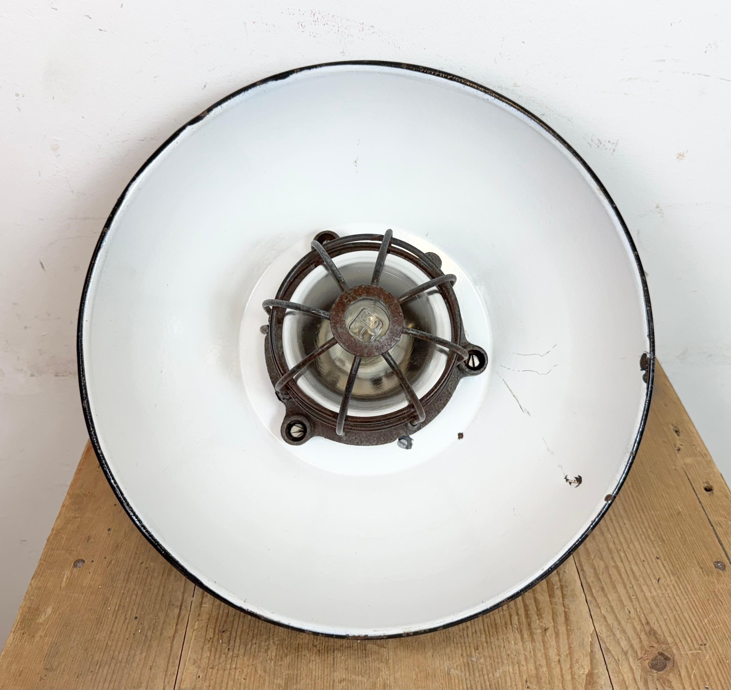 Lámpara colgante de jaula industrial de hierro fundido y esmalte negro, años 1960 en venta 7