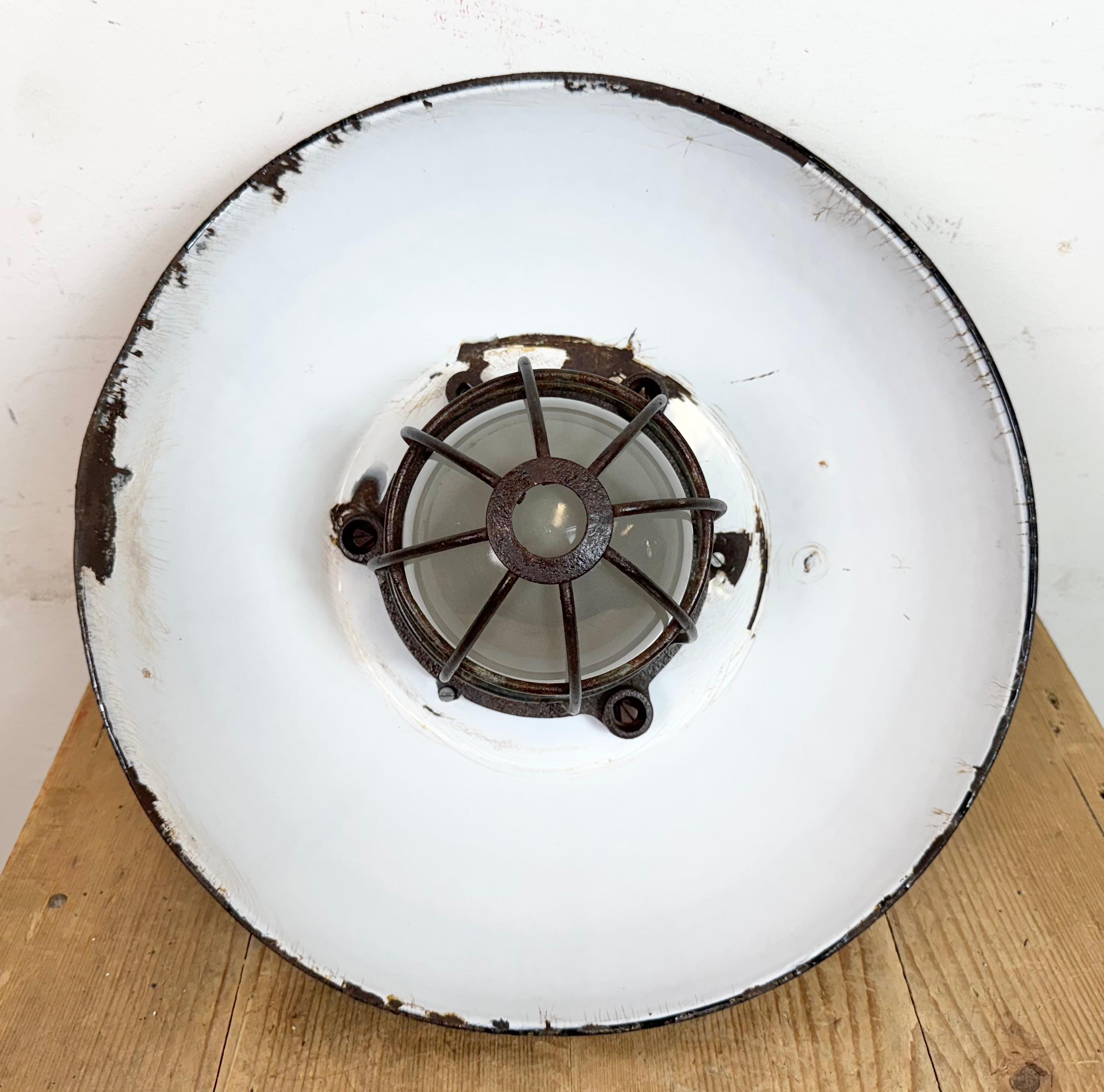 Lampada a sospensione industriale a gabbia in ghisa e smalto nero, anni '1960 in vendita 7