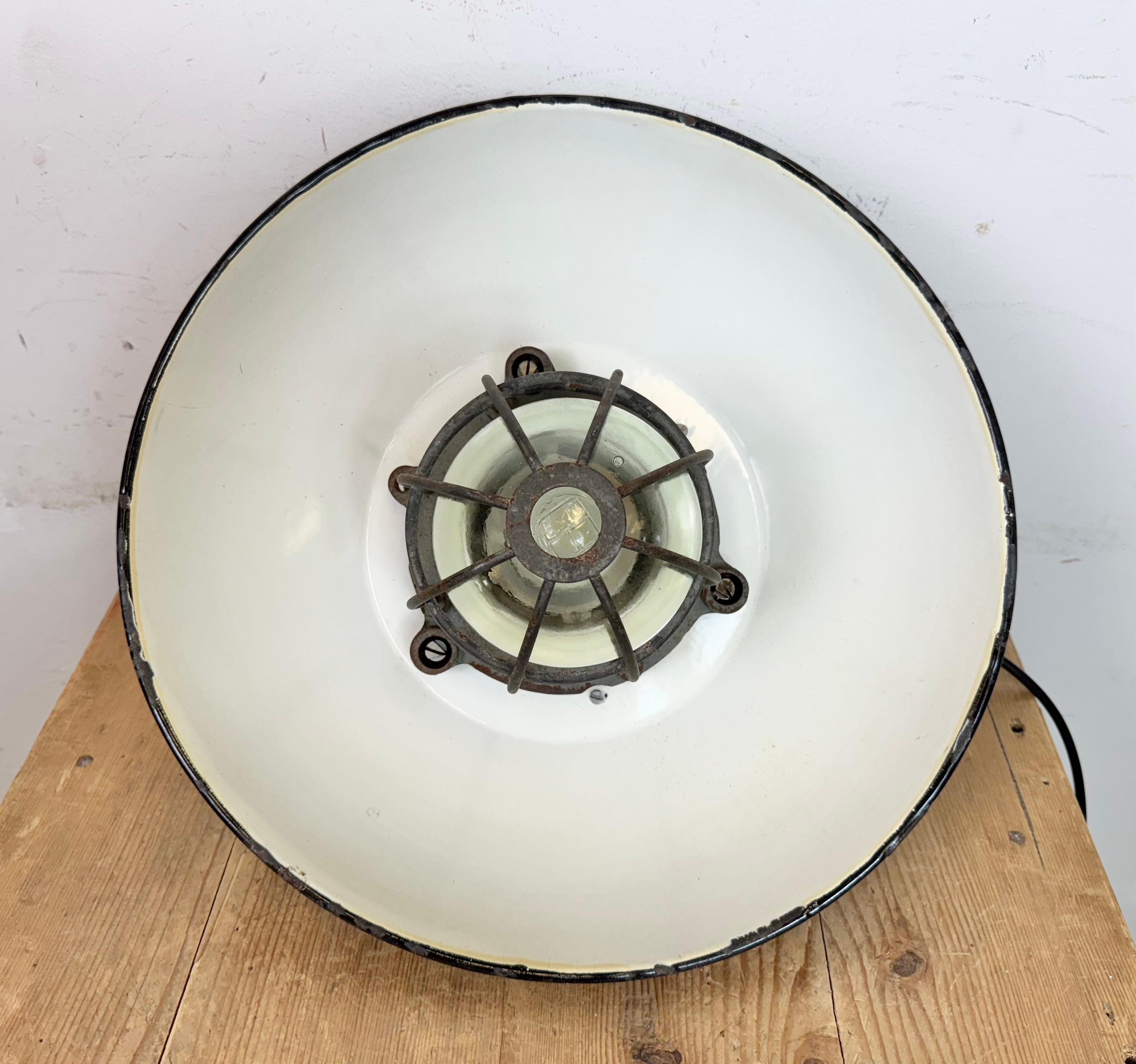 Lámpara colgante de jaula industrial de hierro fundido y esmalte negro, años 1960 en venta 8