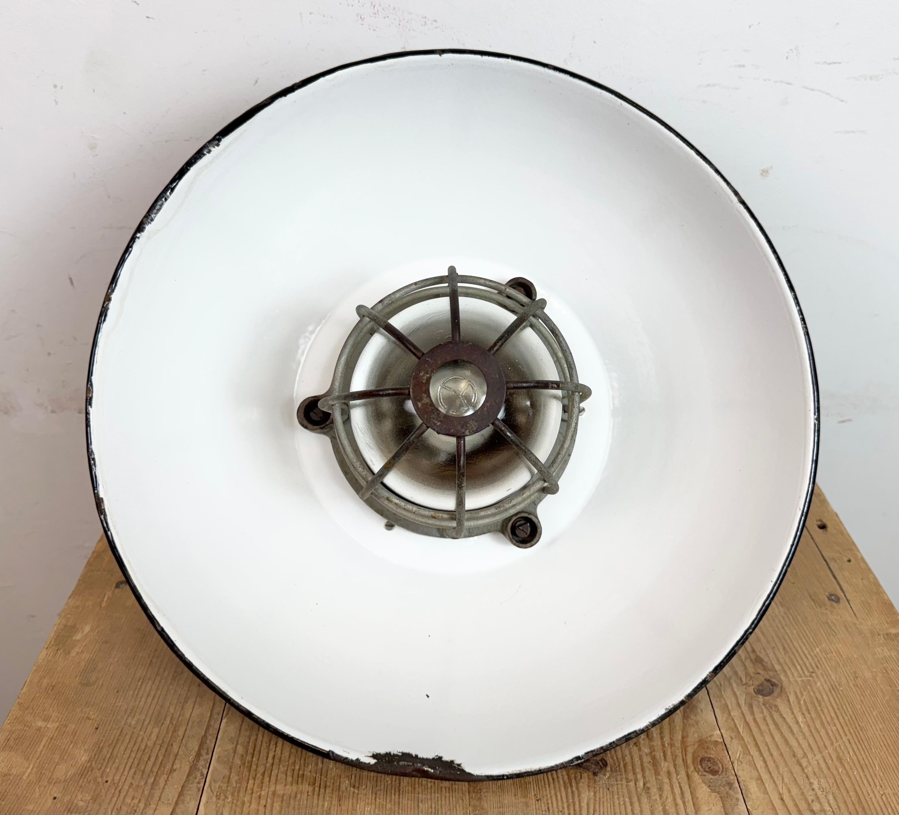 Lampada a sospensione industriale a gabbia in ghisa e smalto nero, anni '1960 in vendita 8