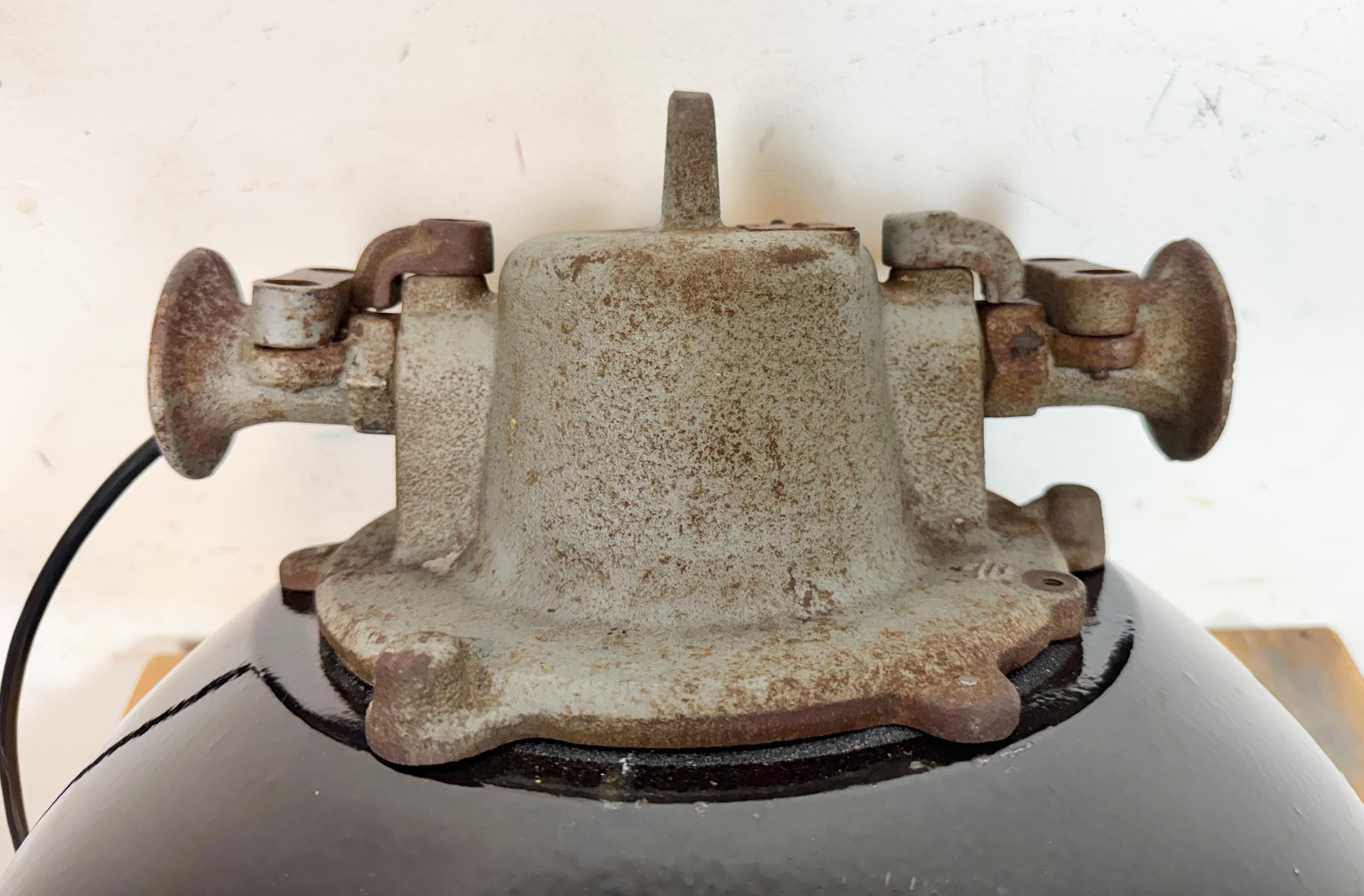Lámpara colgante de jaula industrial de hierro fundido y esmalte negro, años 1960 en venta 8