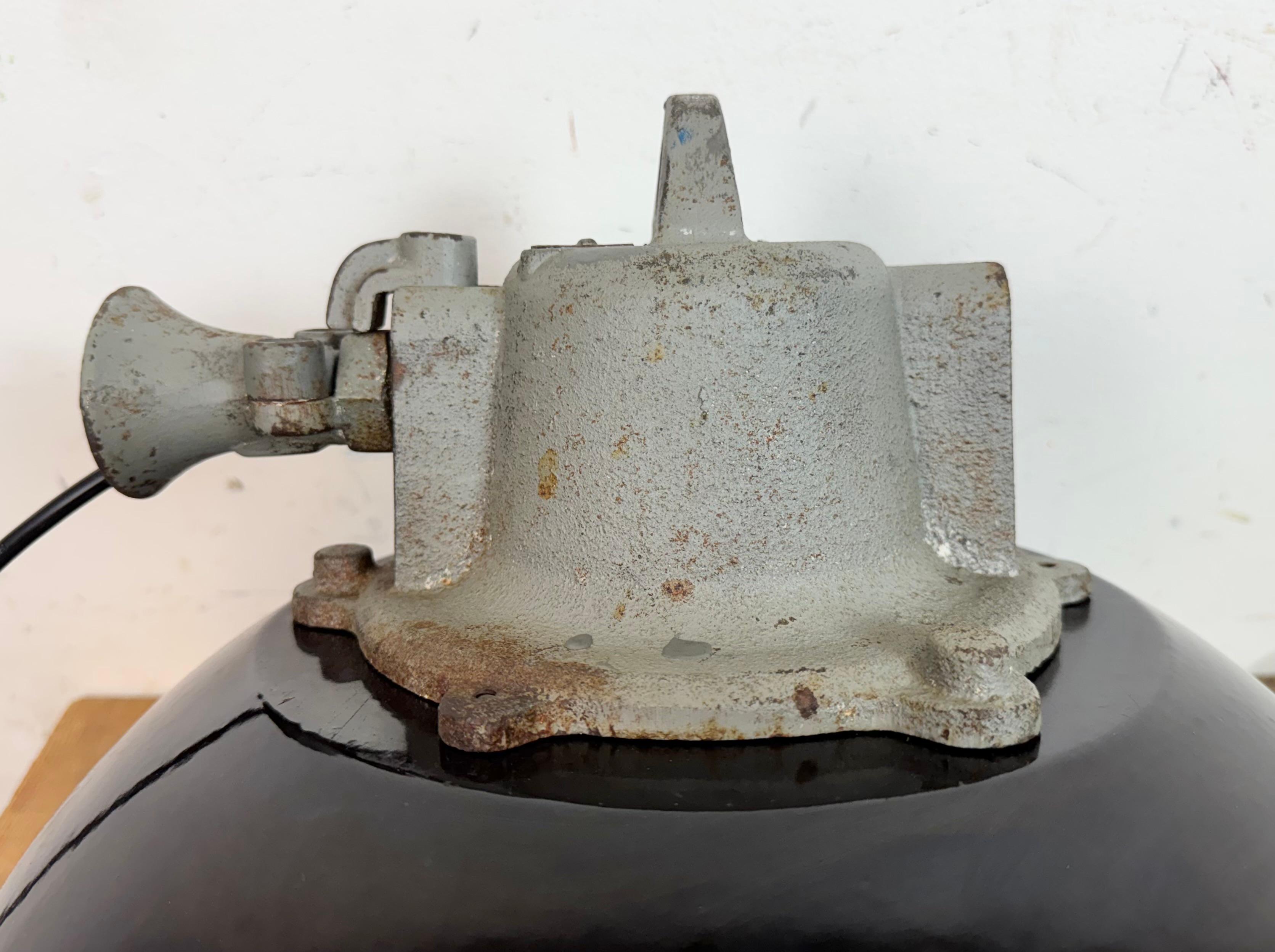 Lampada a sospensione industriale a gabbia in ghisa e smalto nero, anni '1960 in vendita 8