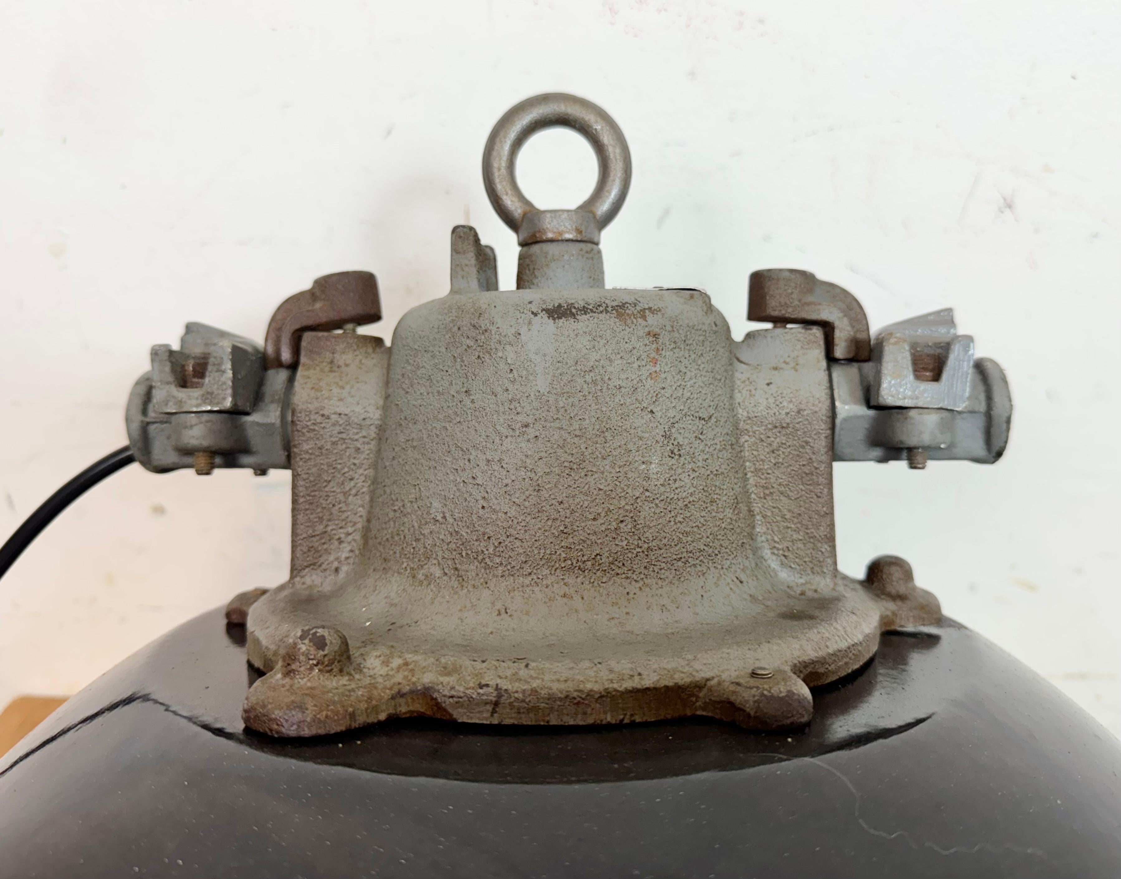 Lámpara colgante de jaula industrial de hierro fundido y esmalte negro, años 1960 en venta 8