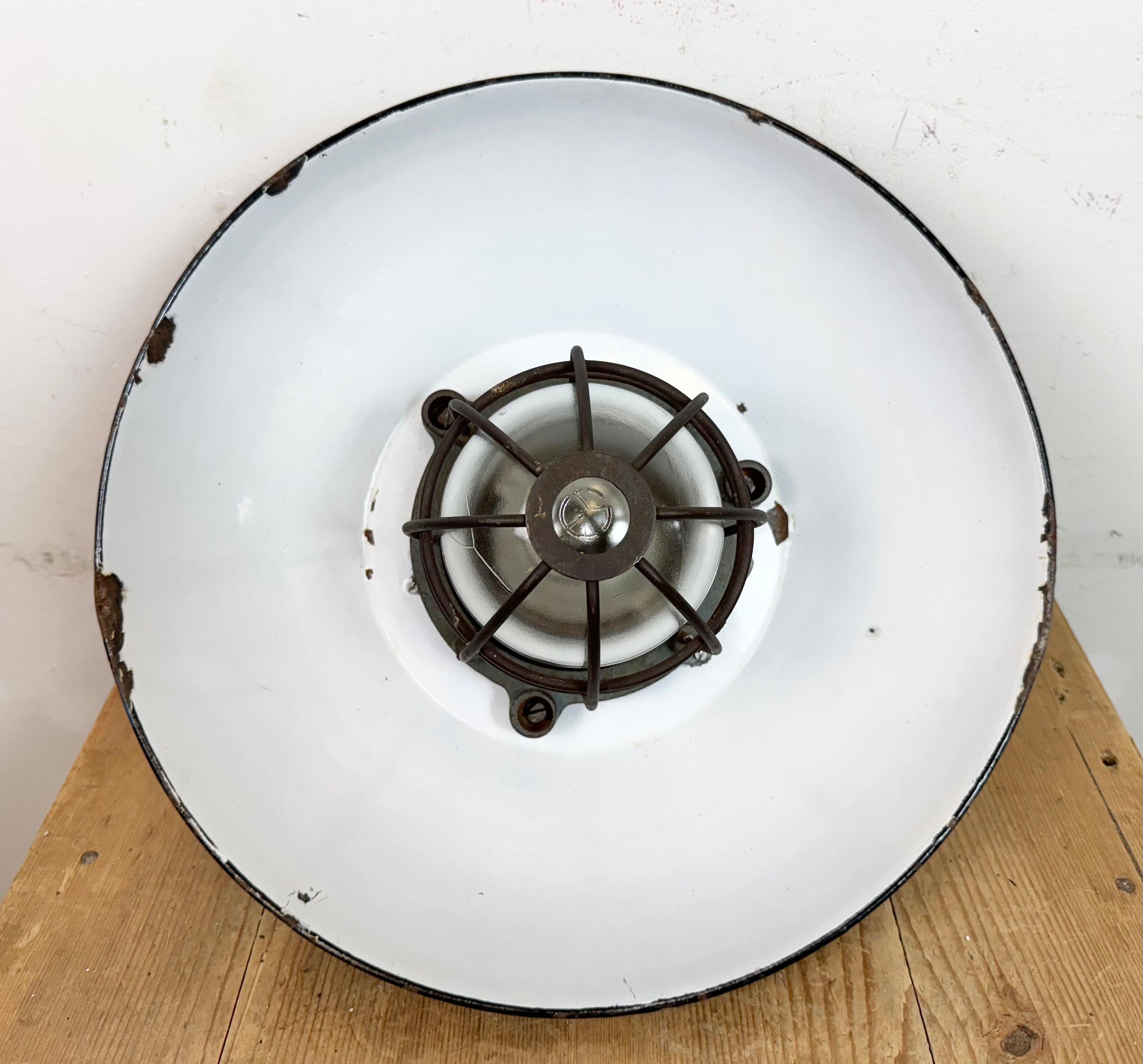 Lampada a sospensione industriale a gabbia in ghisa e smalto nero, anni '1960 in vendita 8