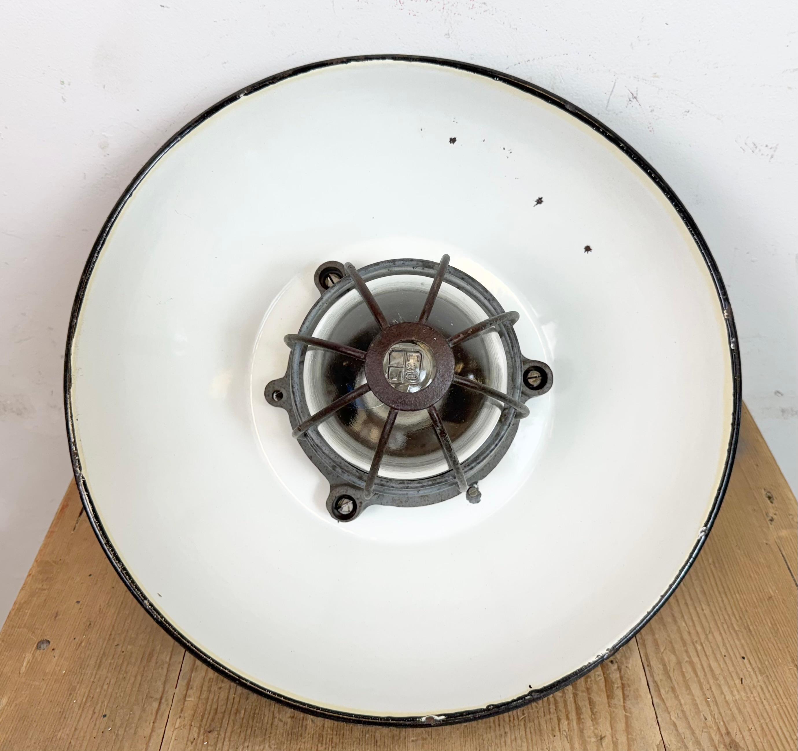 Lampada a sospensione industriale a gabbia in ghisa e smalto nero, anni '1960 in vendita 8