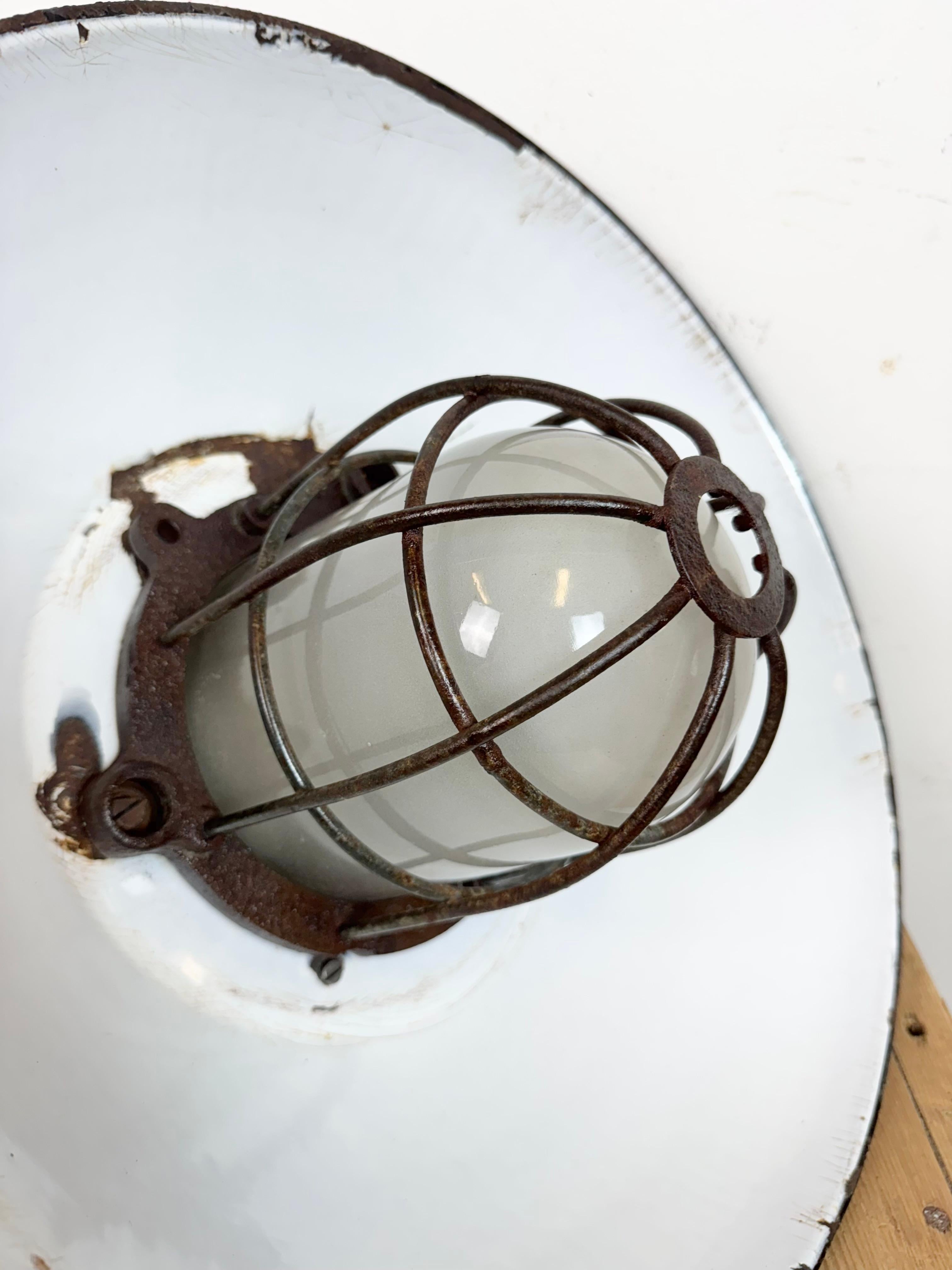 Lampada a sospensione industriale a gabbia in ghisa e smalto nero, anni '1960 in vendita 8