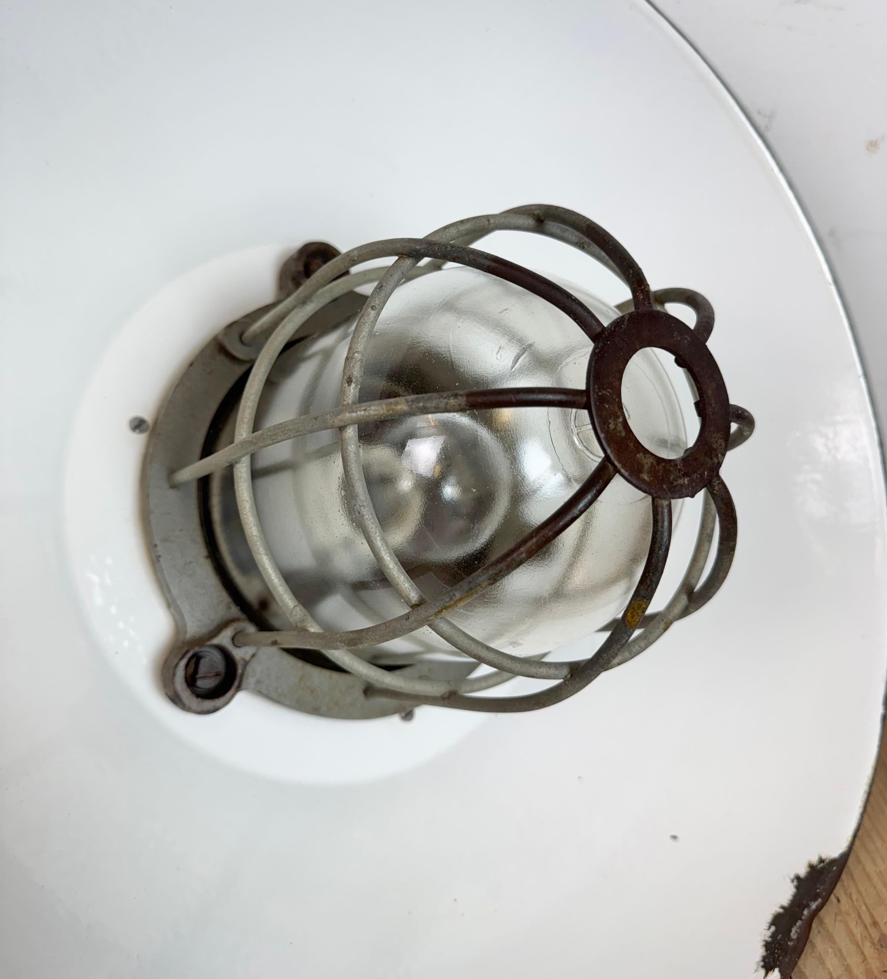 Lampada a sospensione industriale a gabbia in ghisa e smalto nero, anni '1960 in vendita 9