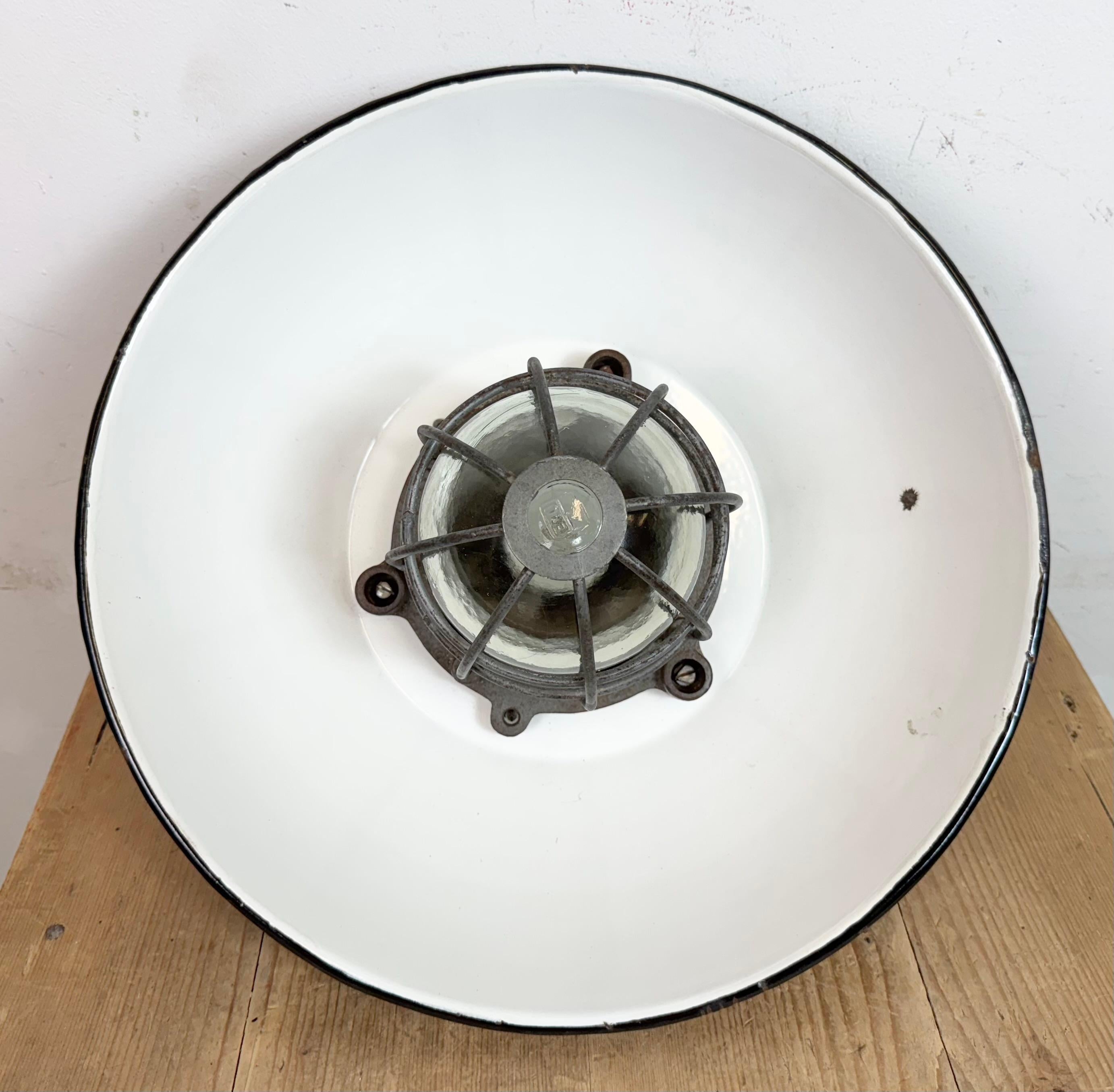 Lampada a sospensione industriale a gabbia in ghisa e smalto nero, anni '1960 in vendita 9