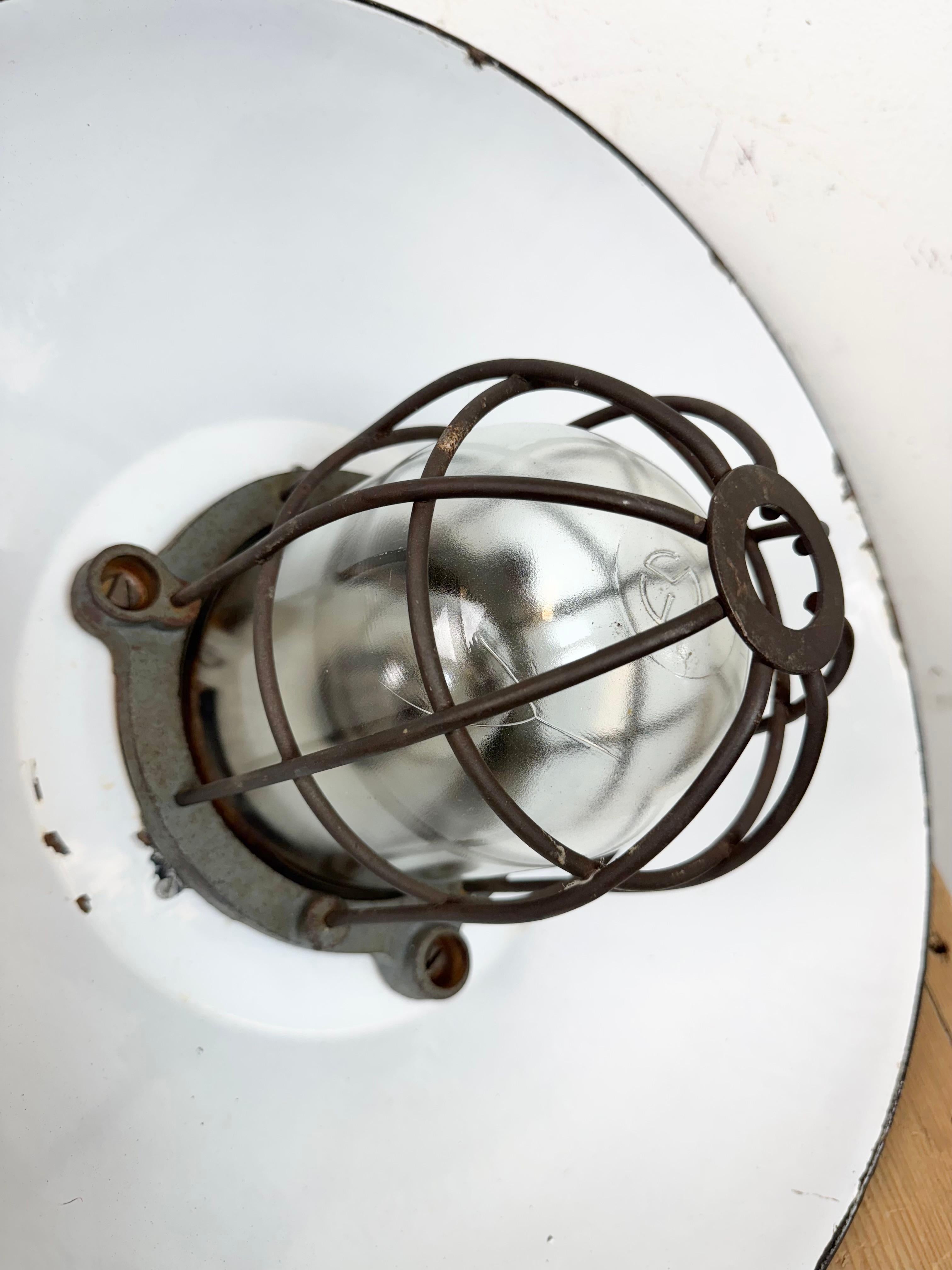 Lampada a sospensione industriale a gabbia in ghisa e smalto nero, anni '1960 in vendita 9