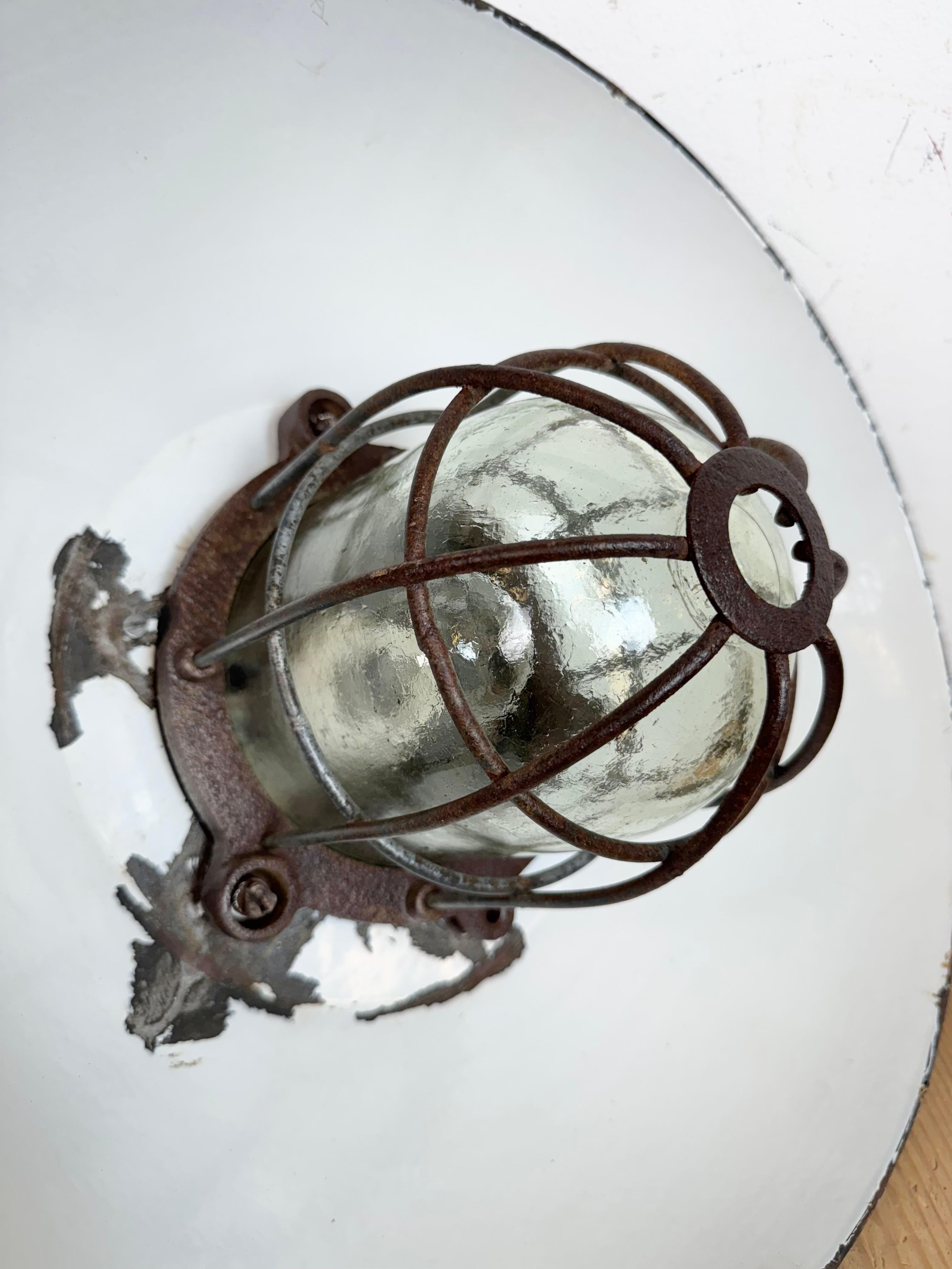 Lampada a sospensione industriale a gabbia in ghisa e smalto nero, anni '1960 in vendita 9